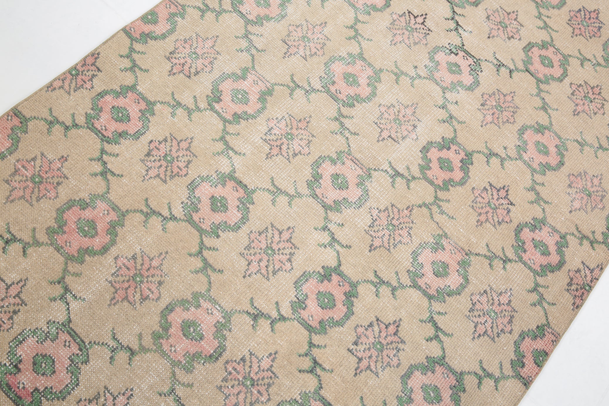 Turkish Vintage Rug  3'9" x 6'9" ft