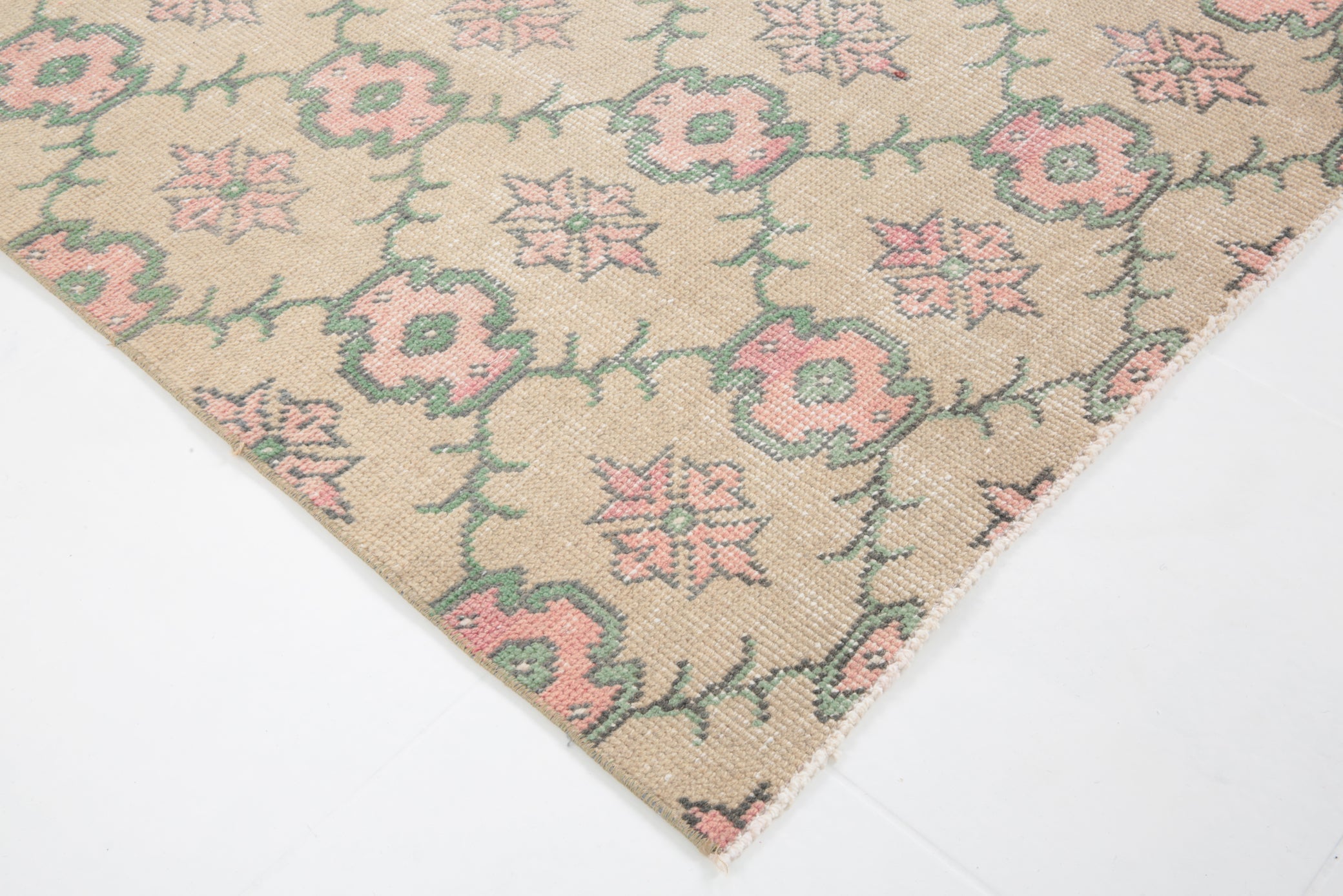 Turkish Vintage Rug  3'9" x 6'9" ft