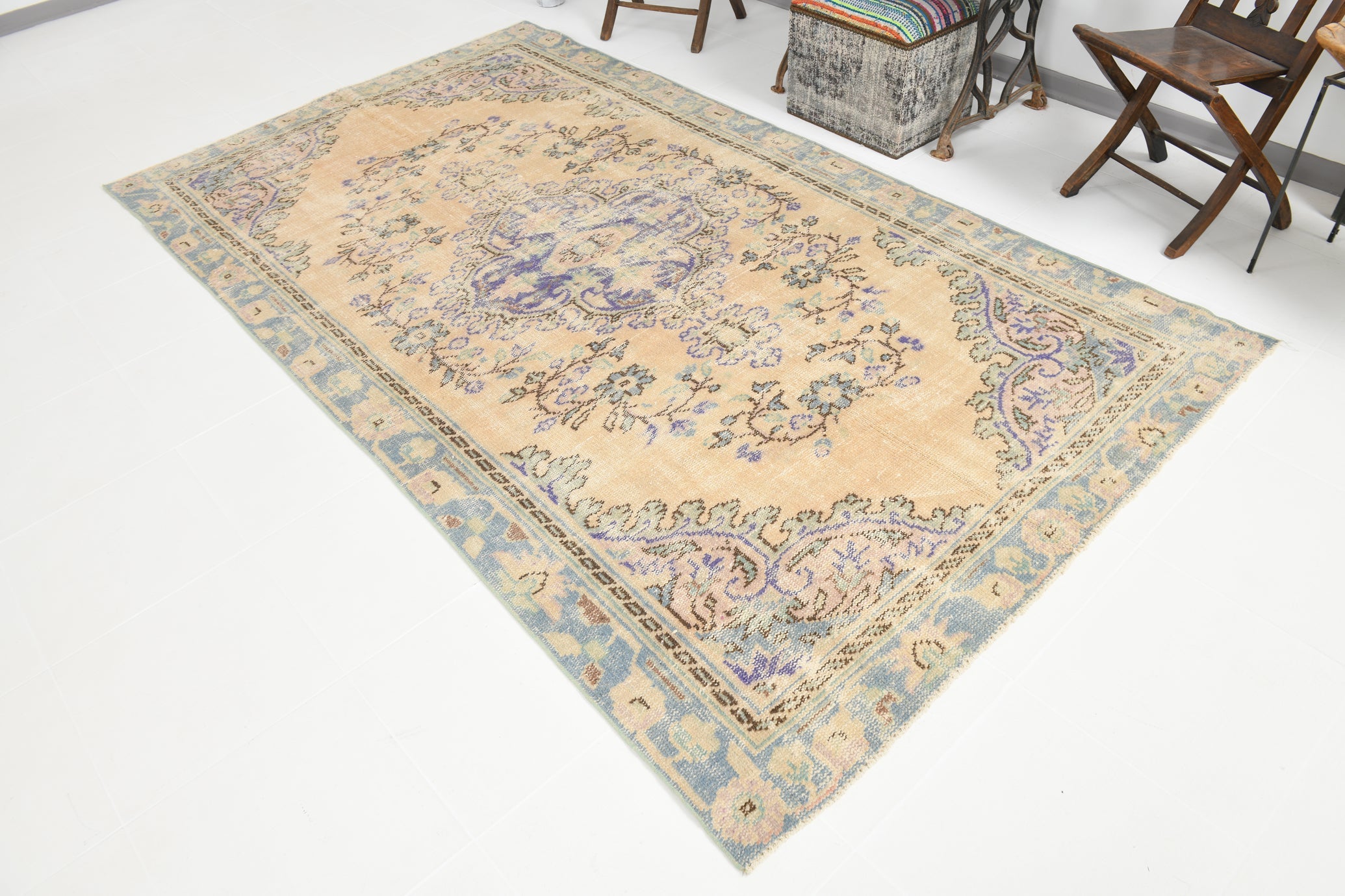 Turkish Vintage Rug  5'6" x 9'9" ft