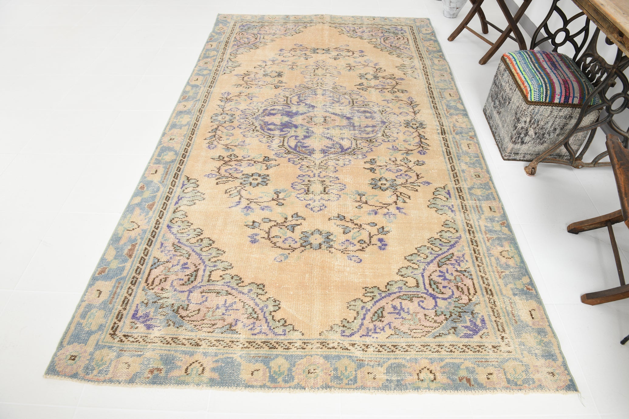 Turkish Vintage Rug  5'6" x 9'9" ft