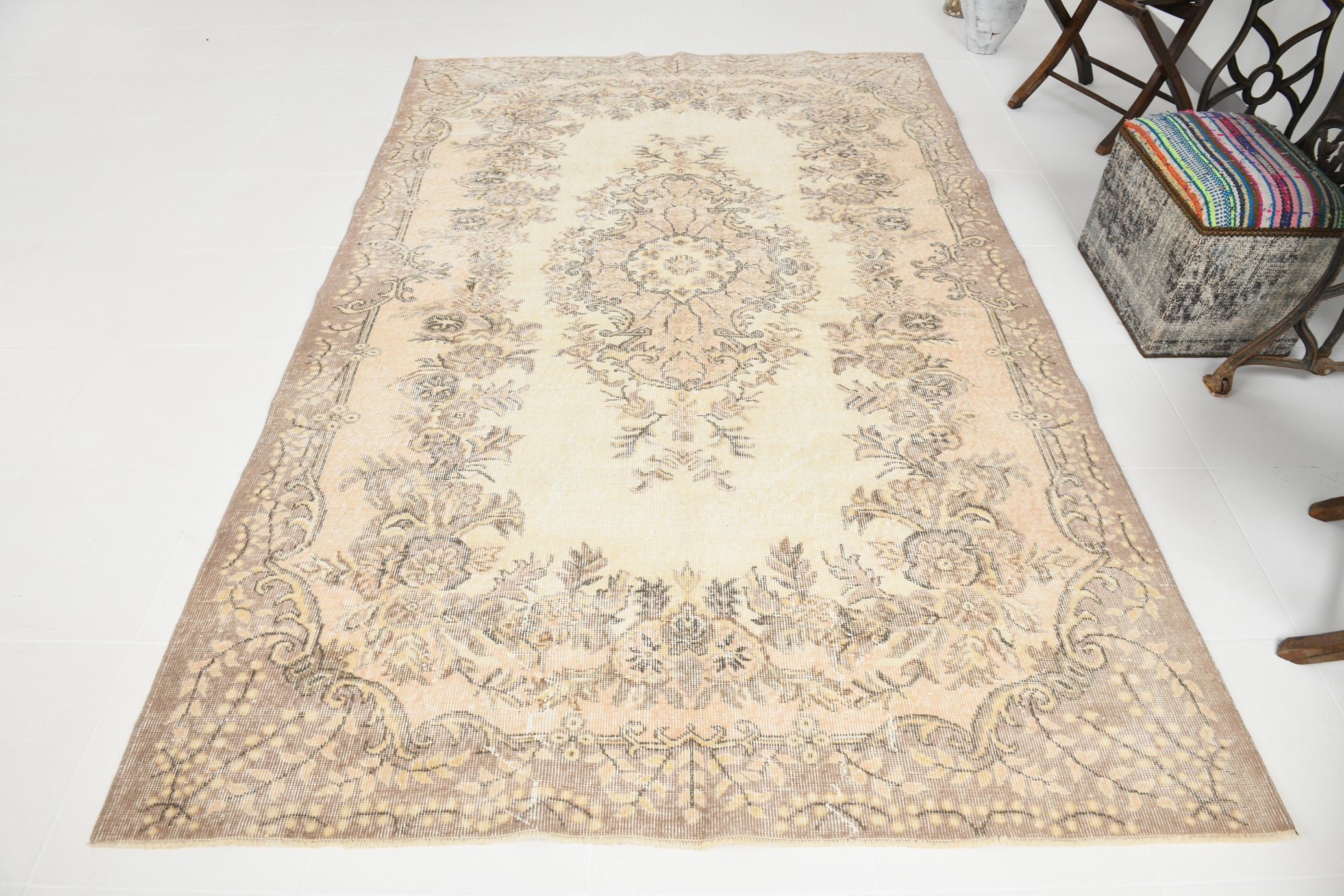 Turkish Vintage Rug  5'10" x 9'2" ft