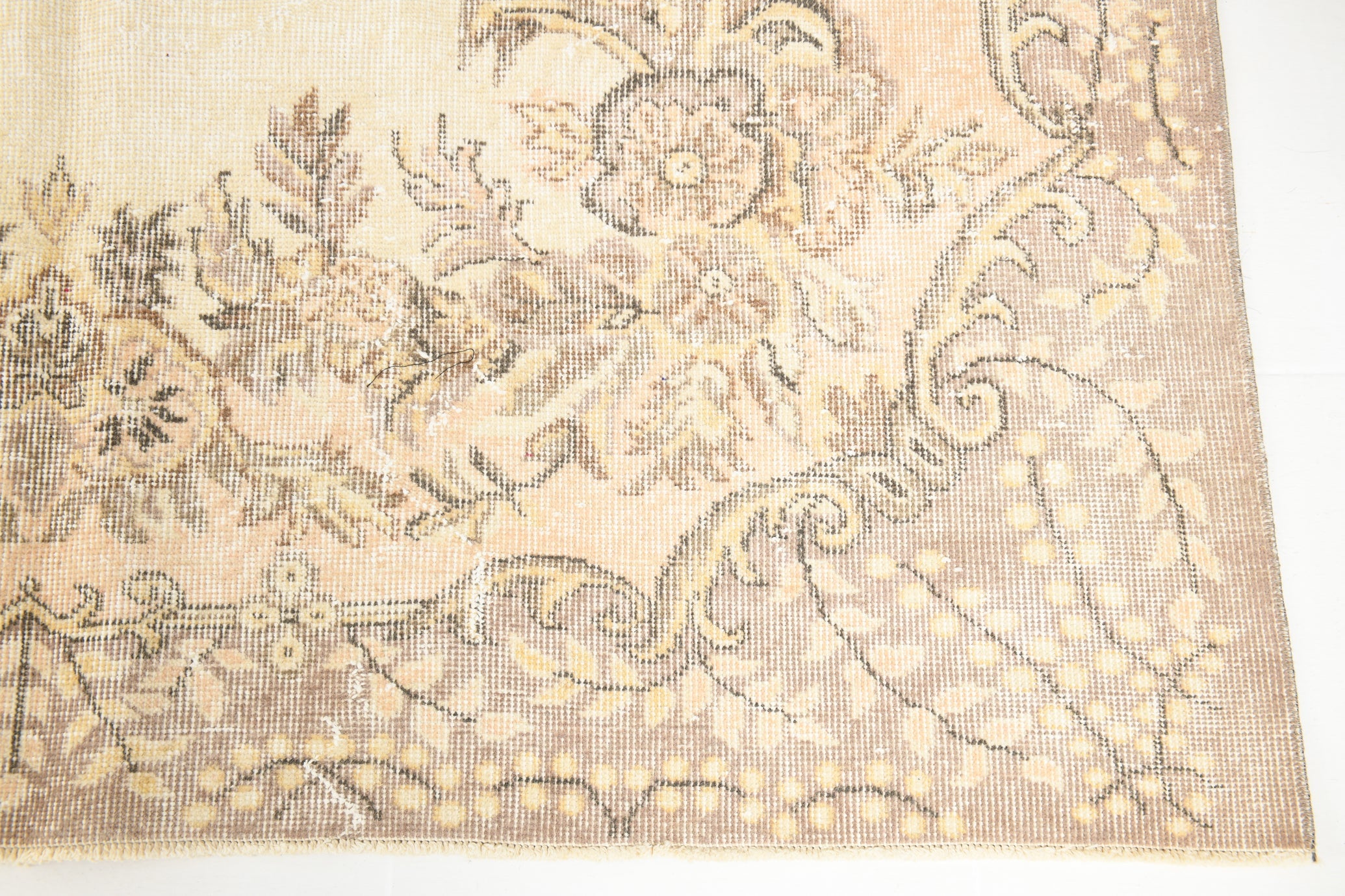 Turkish Vintage Rug  5'10" x 9'2" ft
