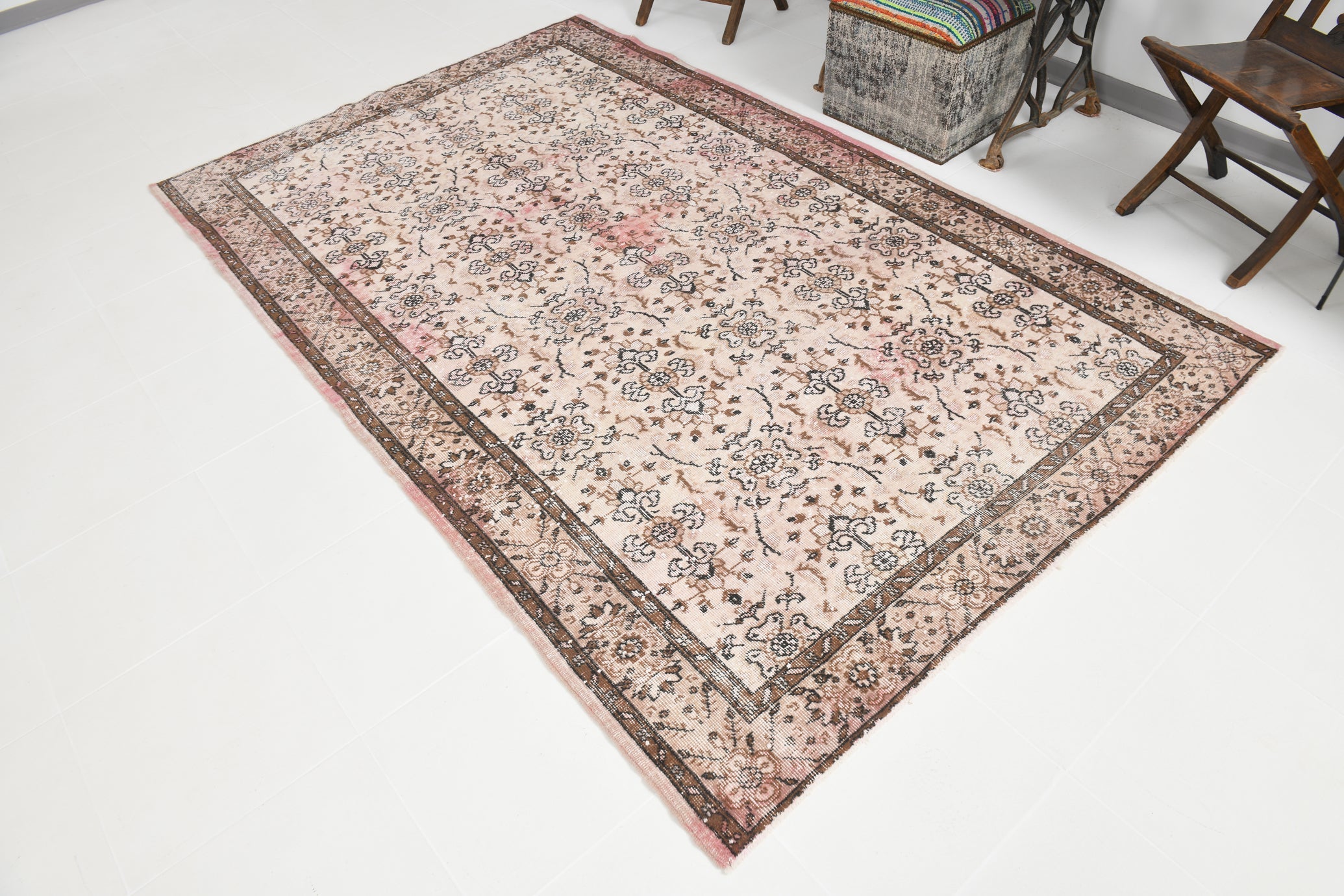 Turkish Vintage Rug  5'6" x 8'10" ft