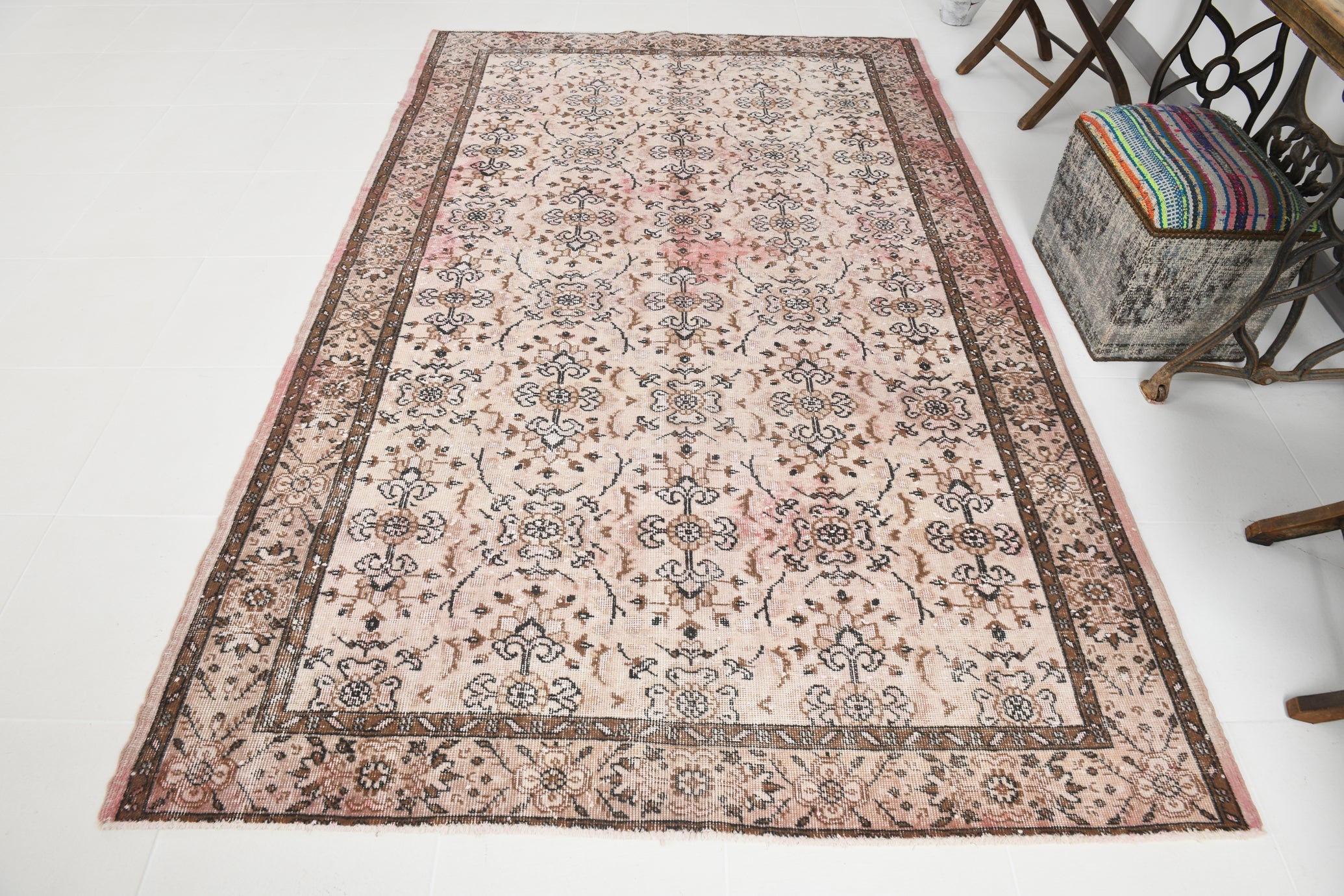 Turkish Vintage Rug  5'6" x 8'10" ft