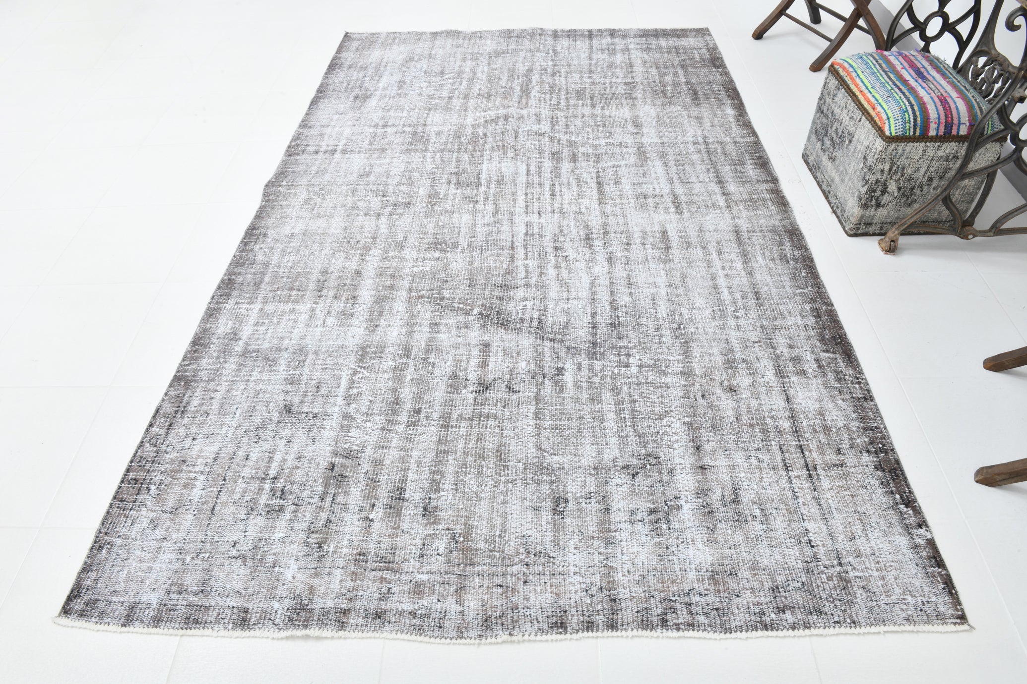 Turkish Vintage Rug  5'9" x 9'2" ft