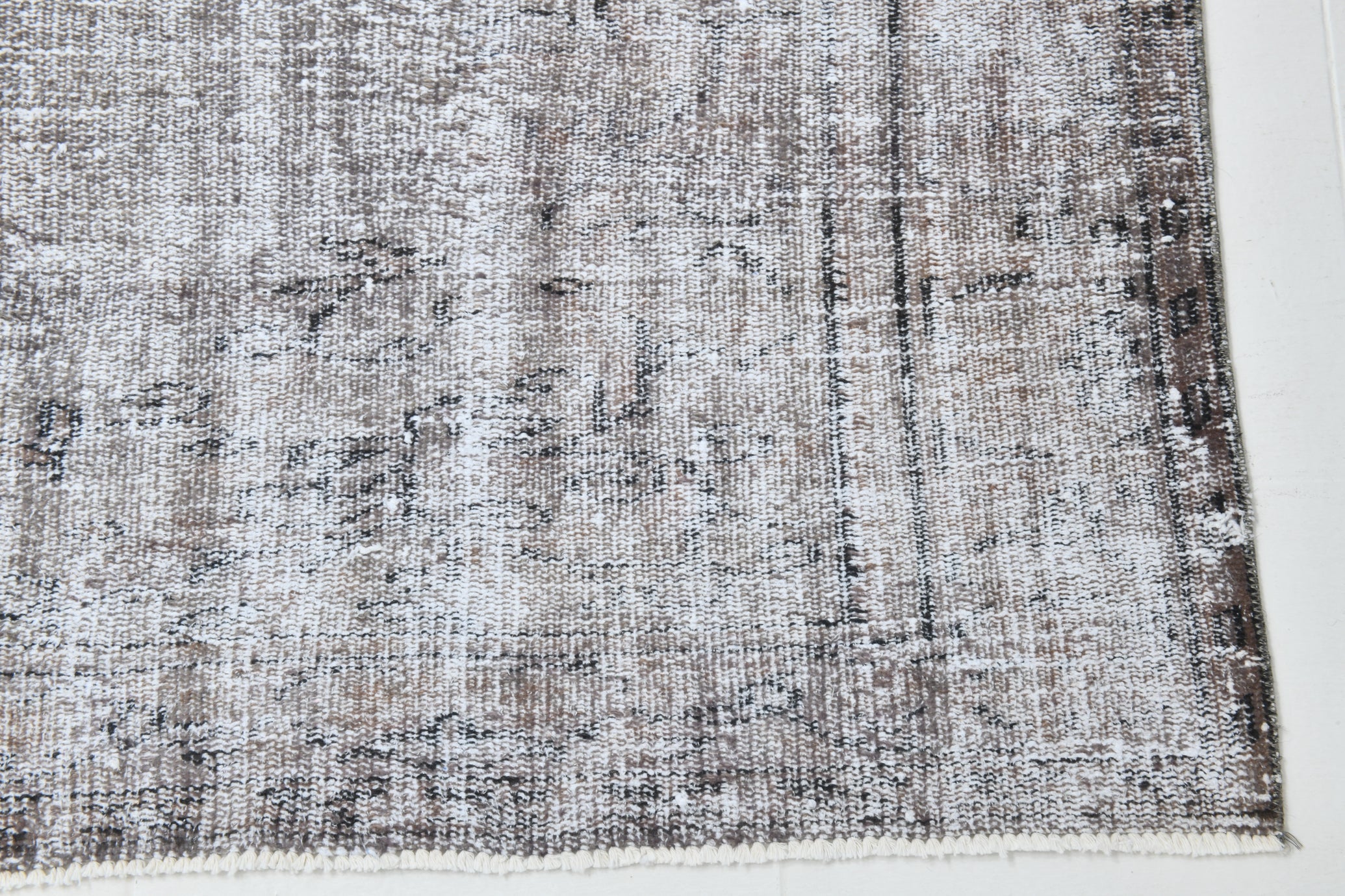 Turkish Vintage Rug  5'9" x 9'2" ft