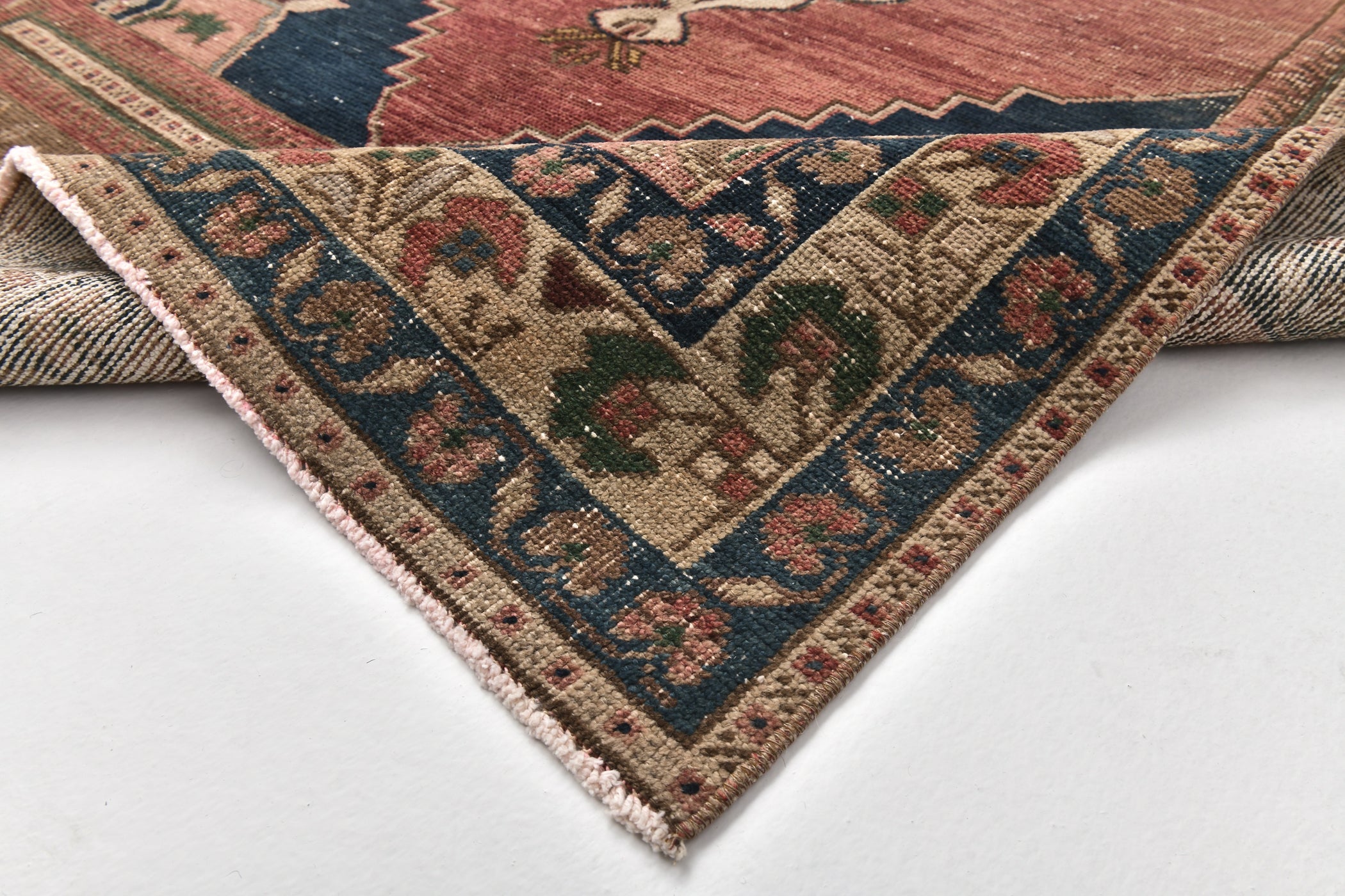 Turkish Vintage Rug  4'8" x 9'4" ft