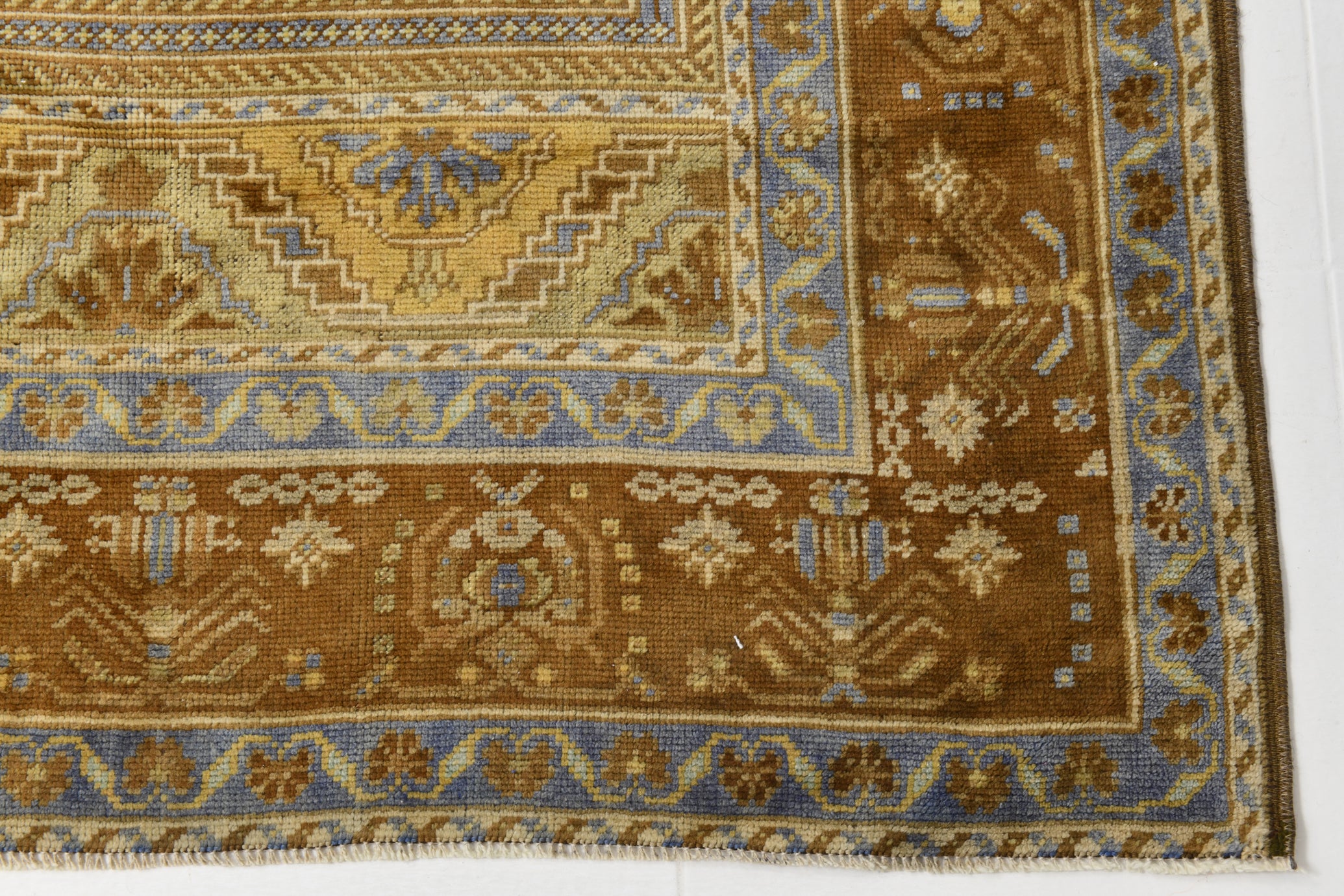 Turkish Vintage Rug  5'8" x 9'9" ft