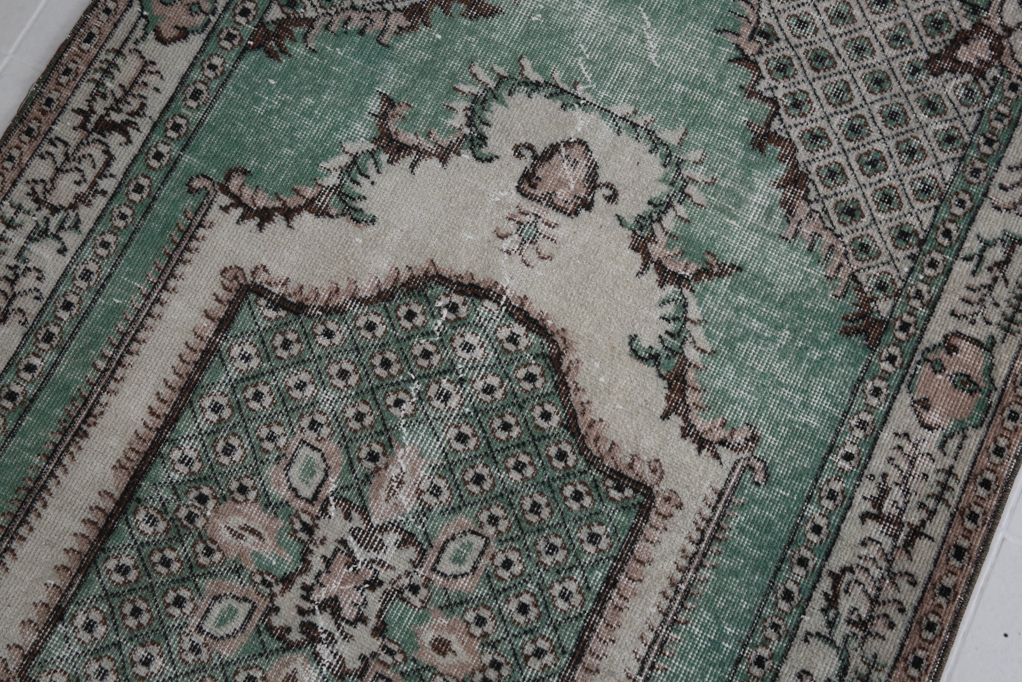 Turkish Vintage Rug  3'10" x 6'11" ft