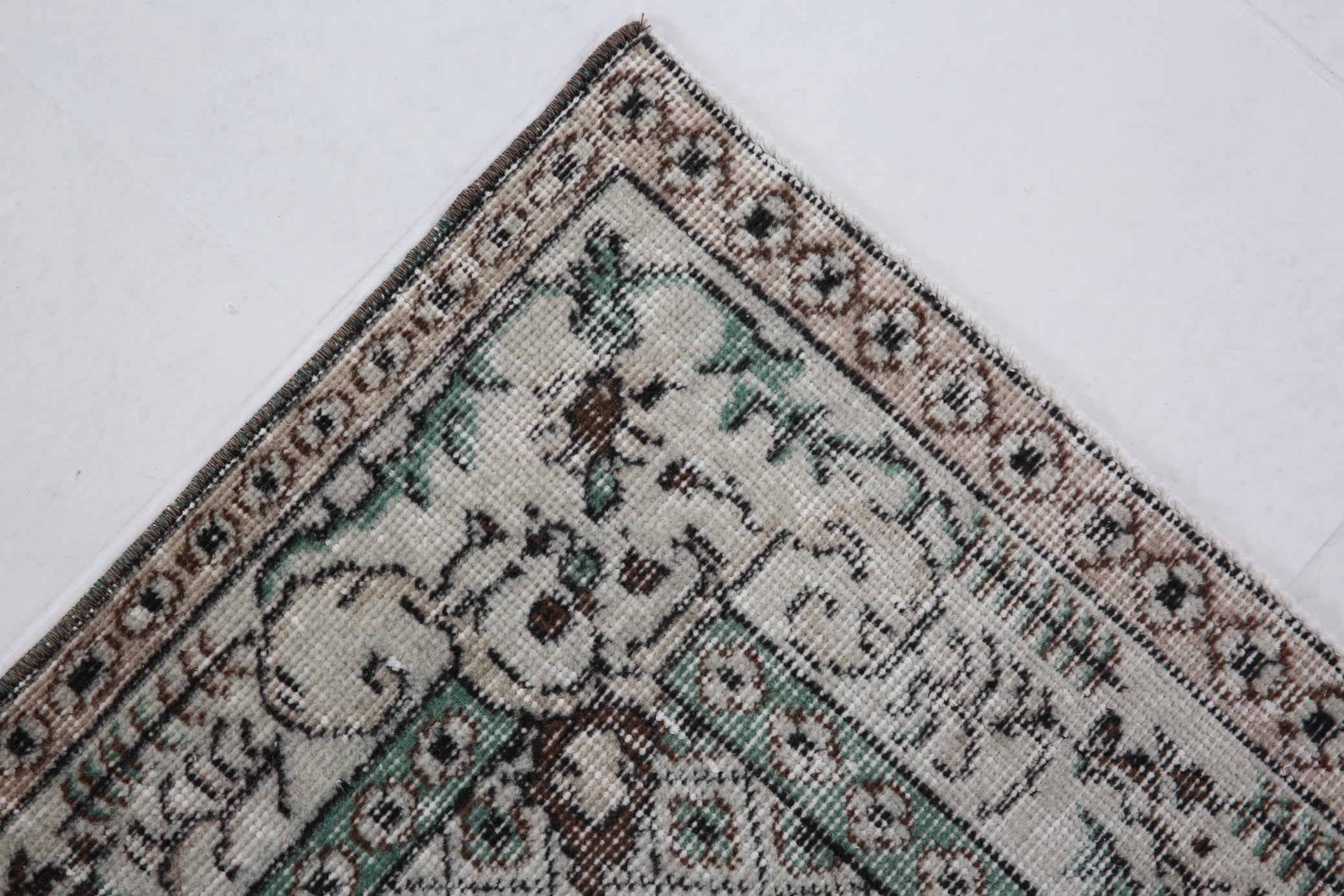 Turkish Vintage Rug  3'10" x 6'11" ft