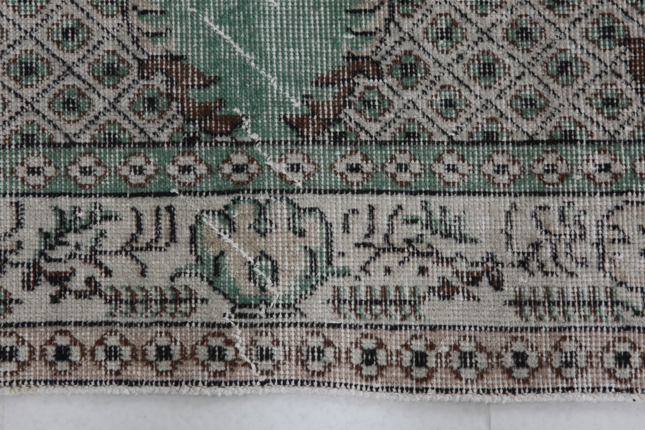 Turkish Vintage Rug  3'10" x 6'11" ft