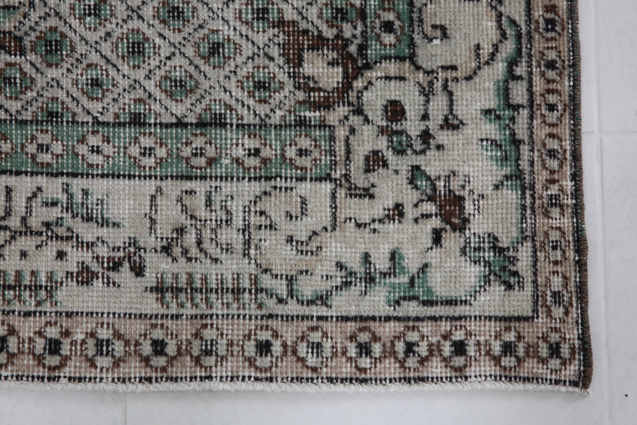 Turkish Vintage Rug  3'10" x 6'11" ft