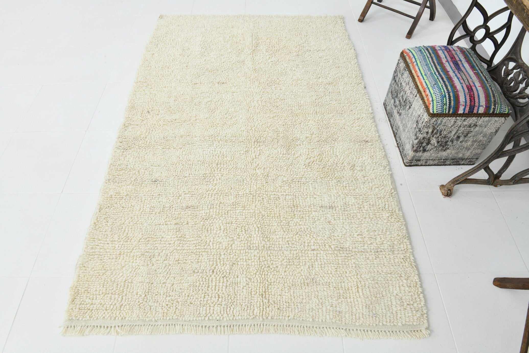 Modern Kilim Pompom 4'5" x 6'11" ft