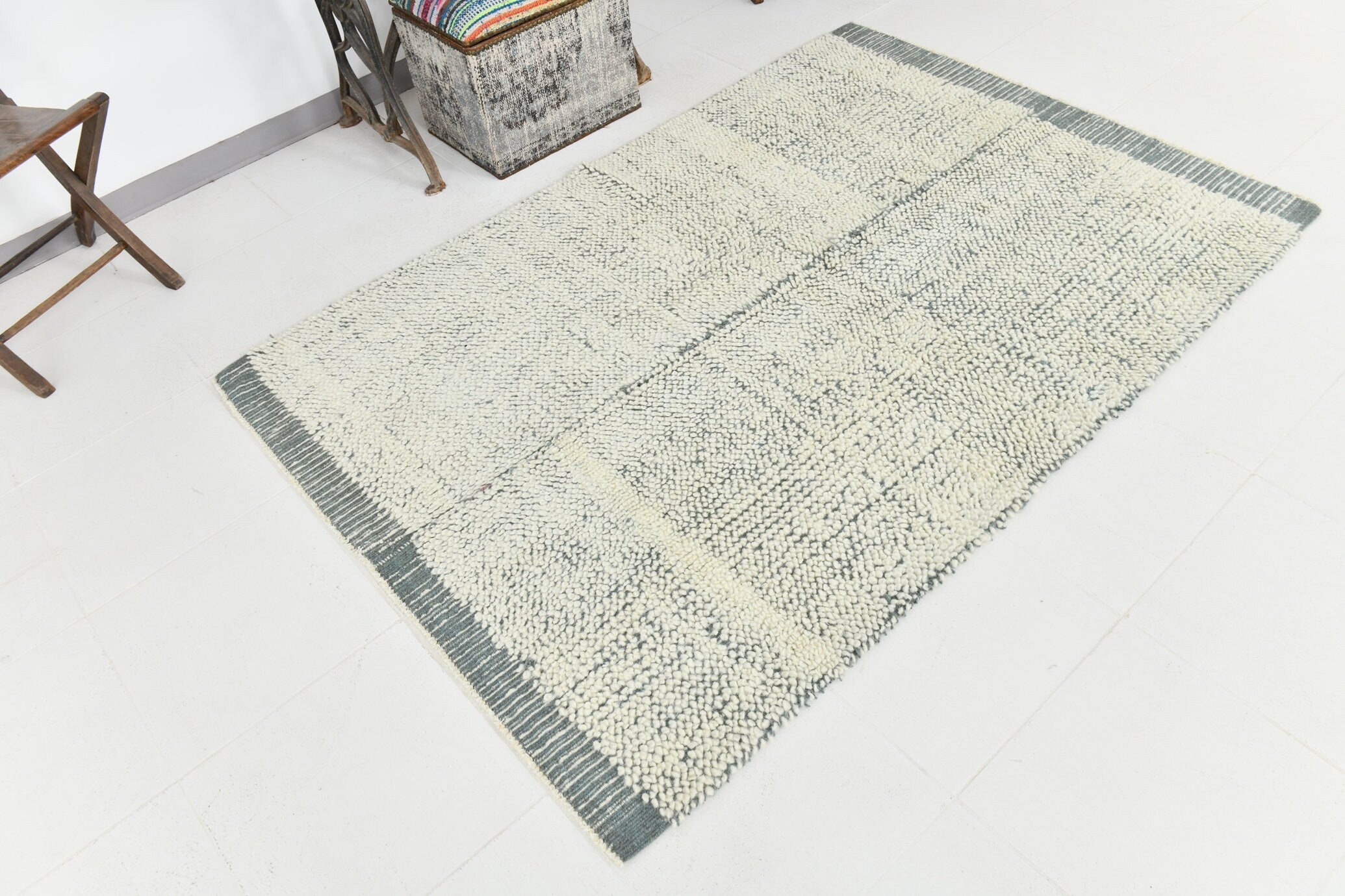 Modern Kilim Pompom 4’6’’ x 6’7’’ ft