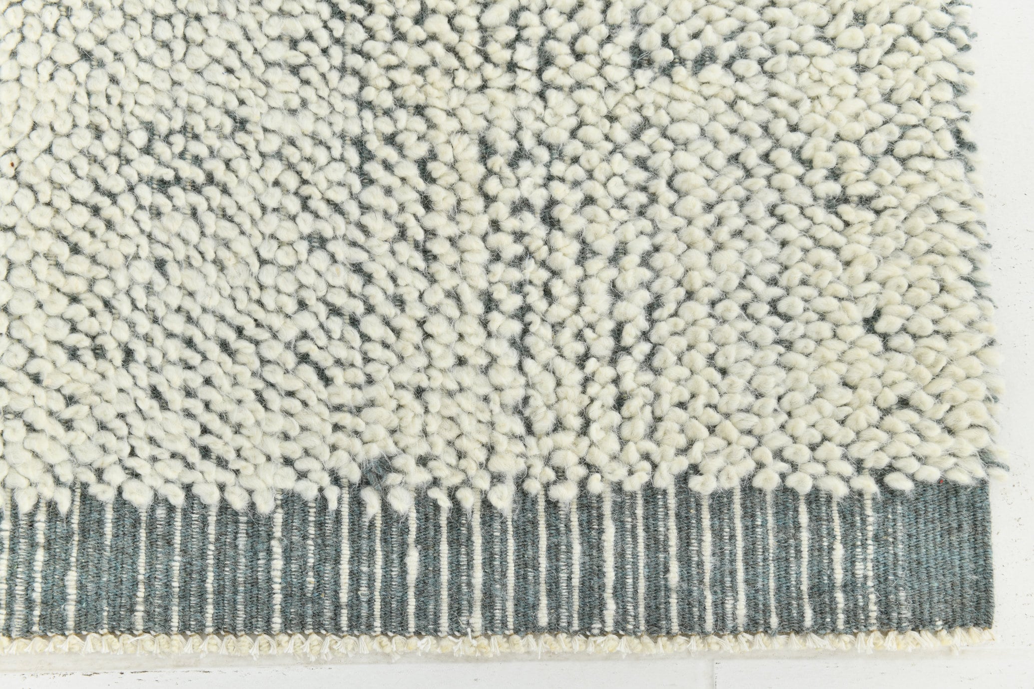 Modern Kilim Pompom 4’6’’ x 6’7’’ ft