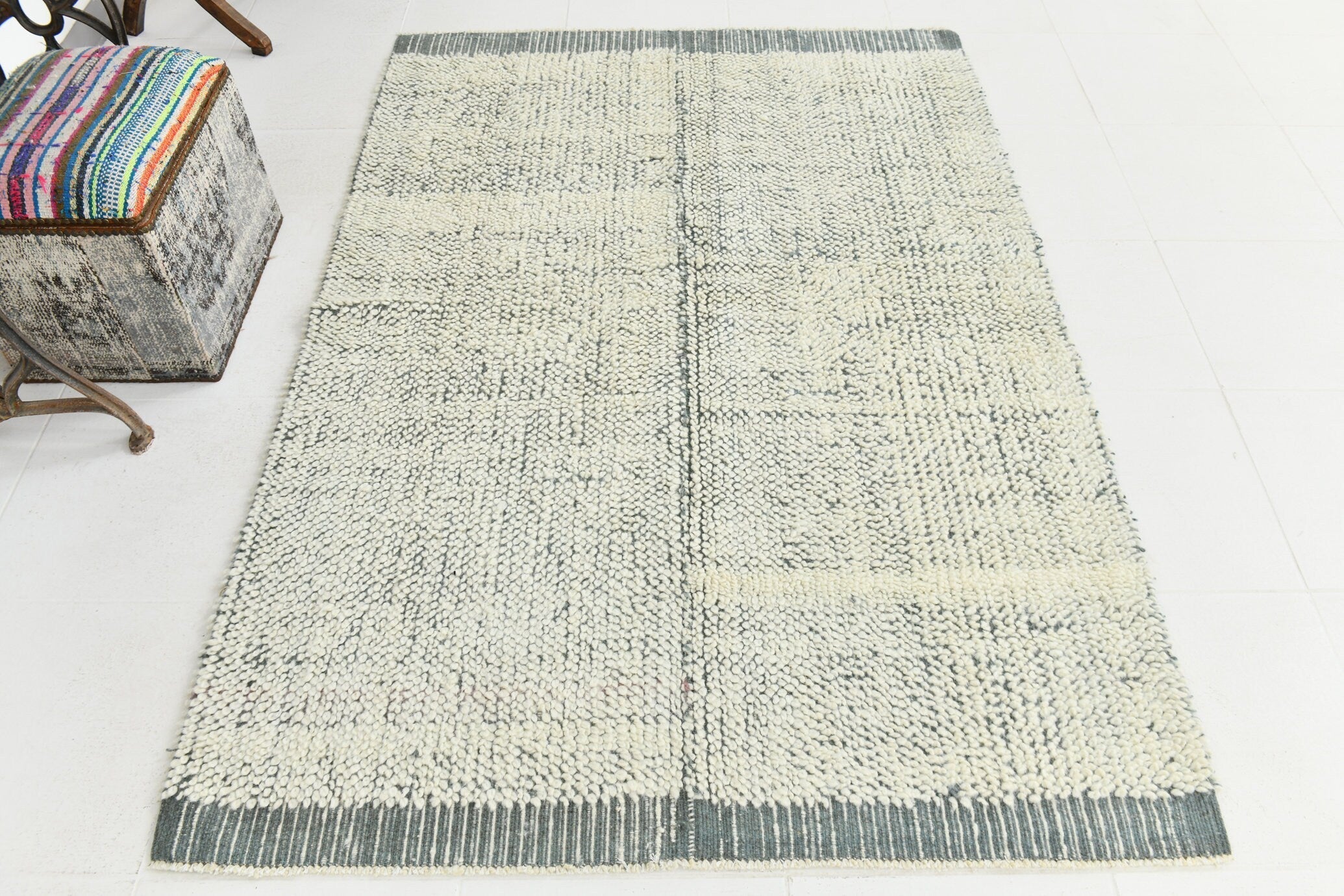 Modern Kilim Pompom 4’6’’ x 6’7’’ ft