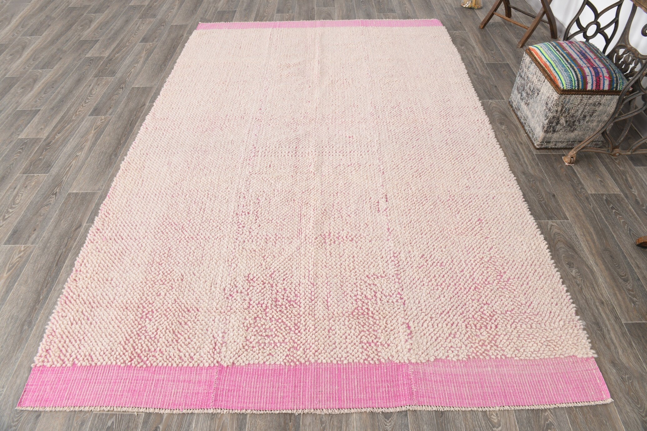 Modern Kilim Pompom 6’4’’ x 9’10’’ ft