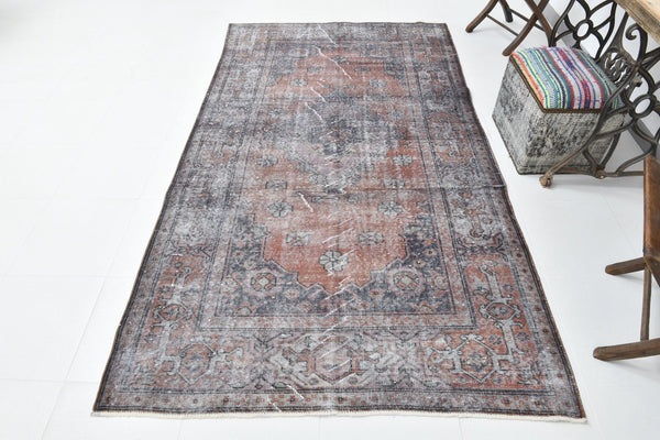 Turkish Vintage Rug  4'10" x 8'8" ft