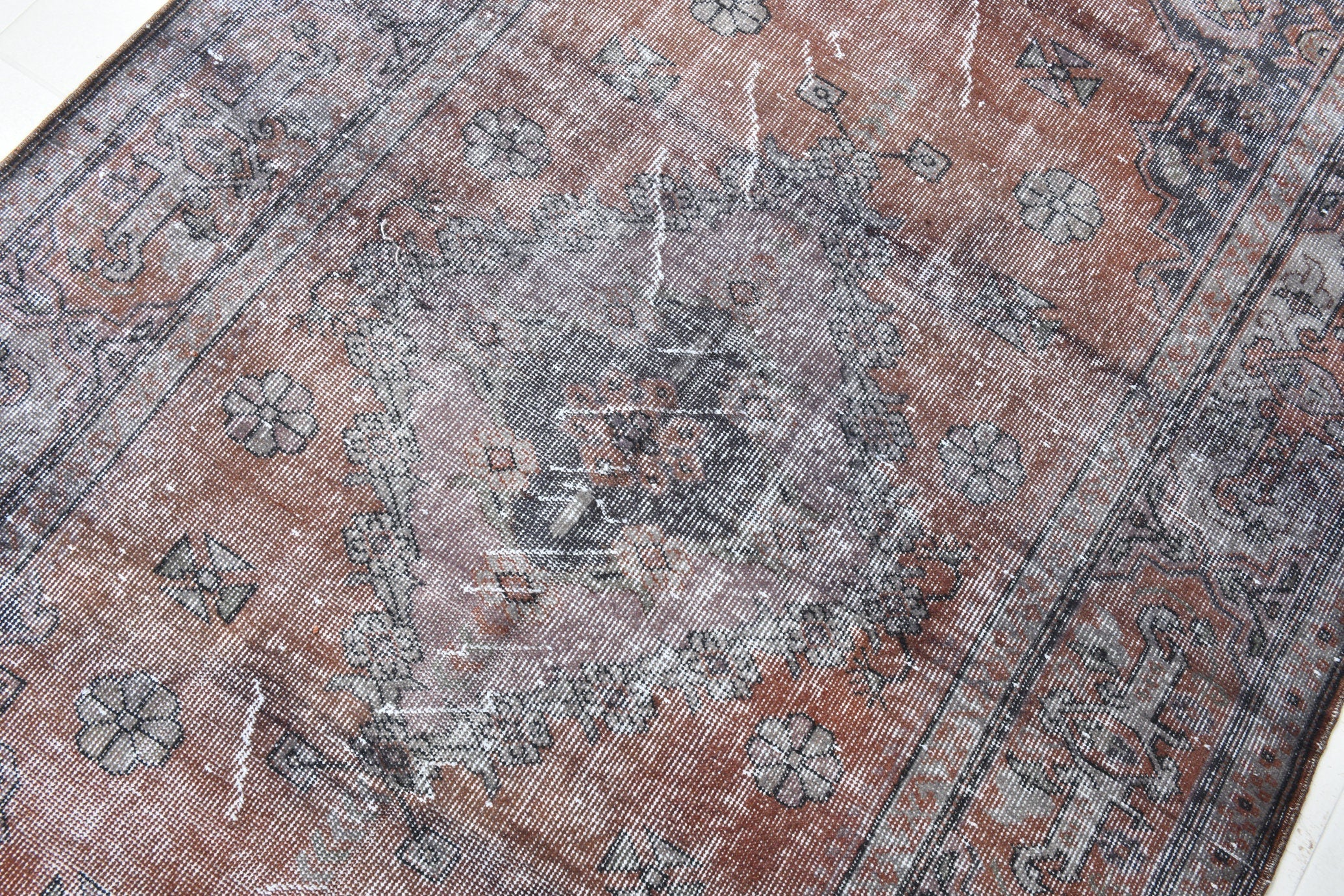 Turkish Vintage Rug  4'10" x 8'8" ft