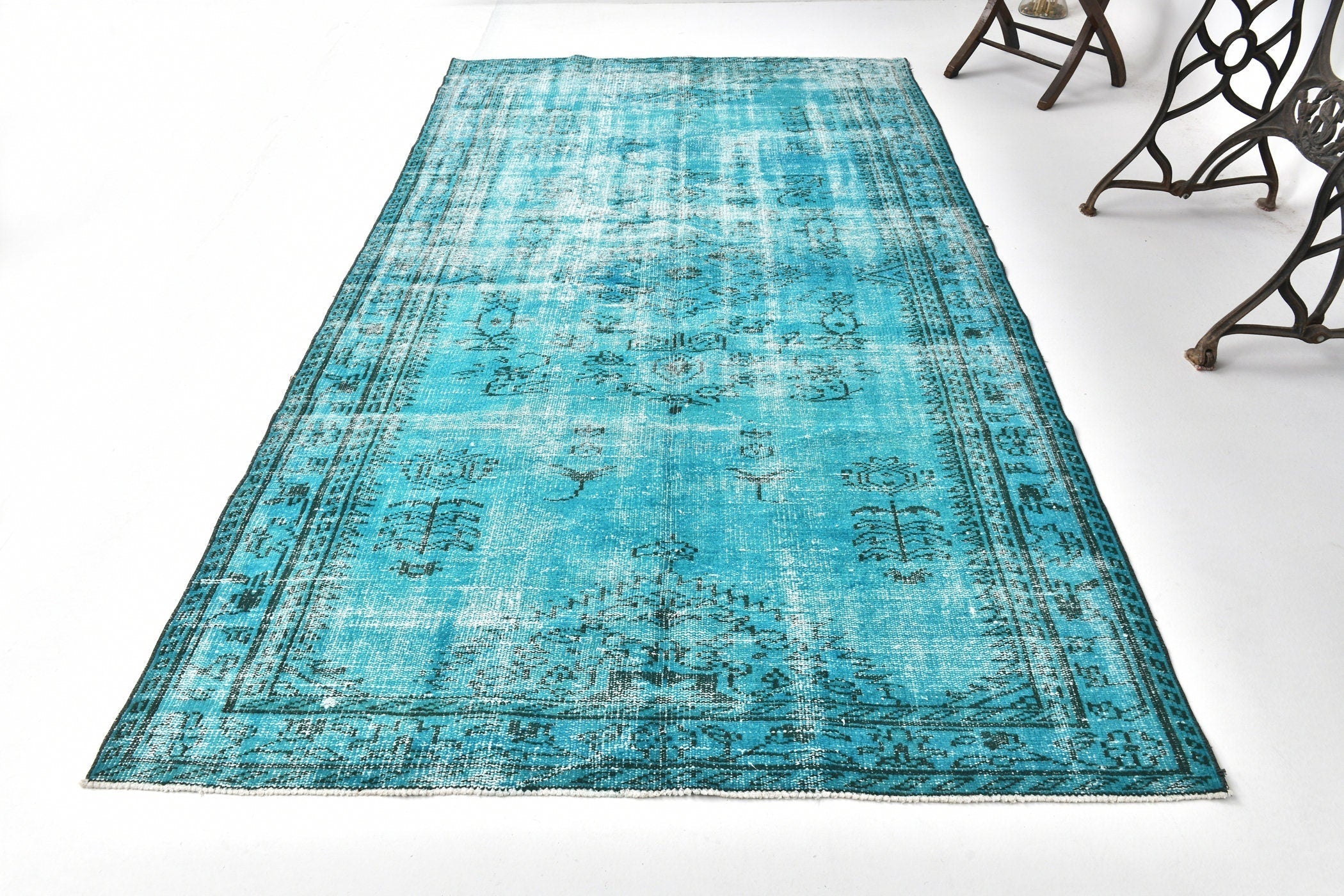 Turkish Vintage Rug  5'3" x 9'1" ft