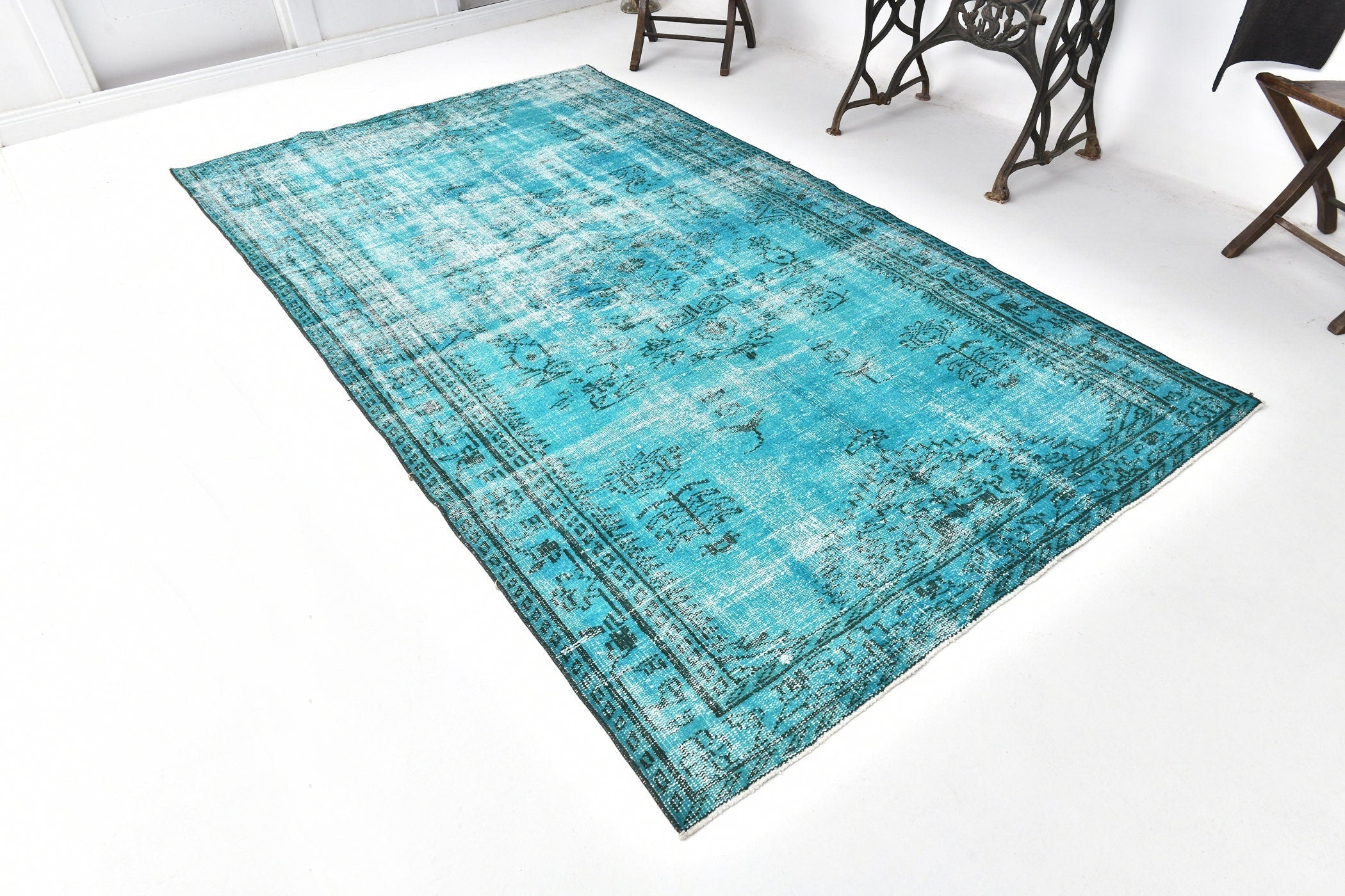 Turkish Vintage Rug  5'3" x 9'1" ft