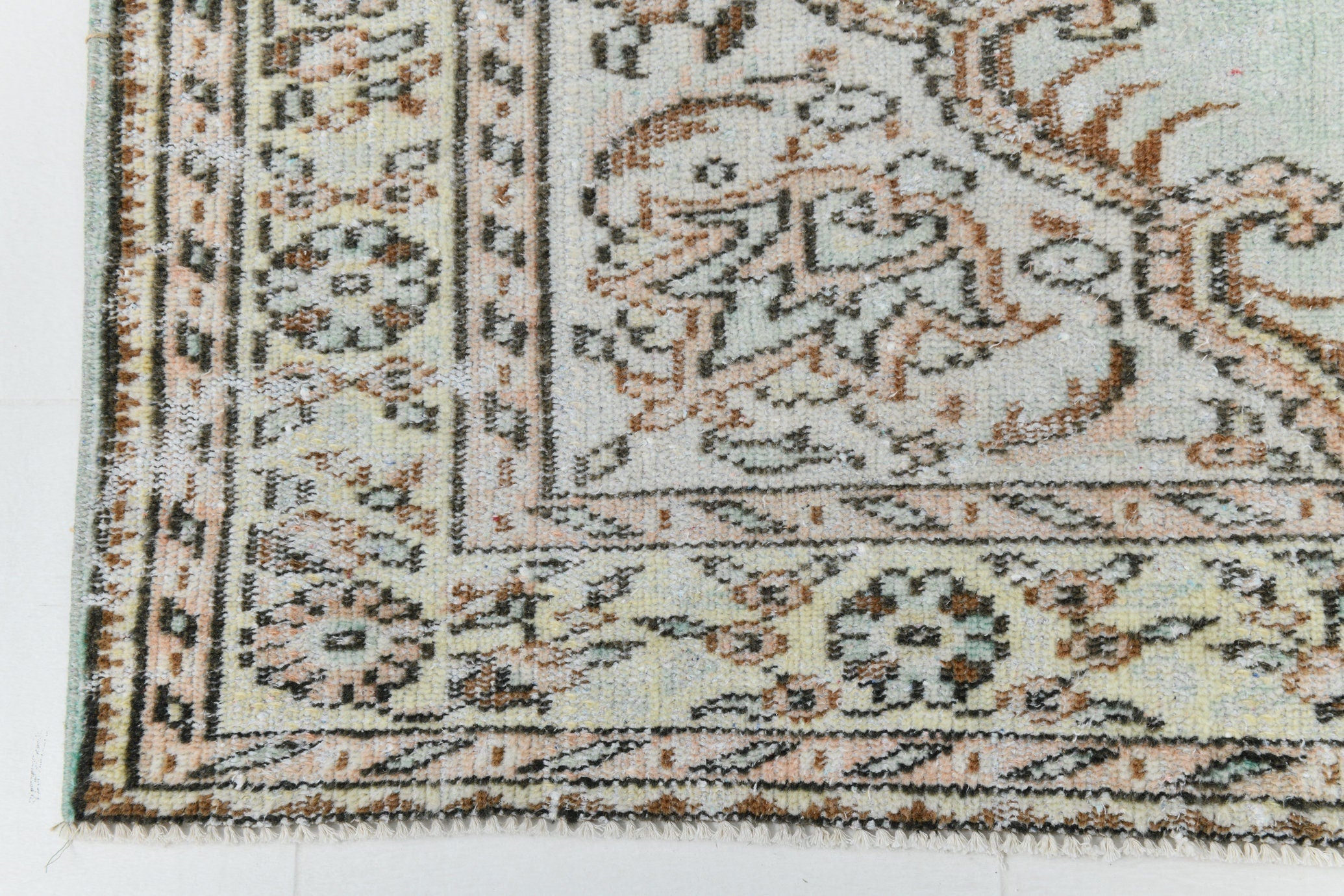 Turkish Vintage Rug  5'5" x 9'2" ft