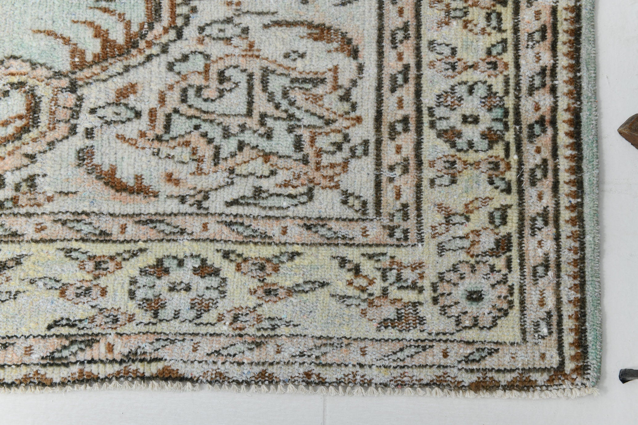 Turkish Vintage Rug  5'5" x 9'2" ft