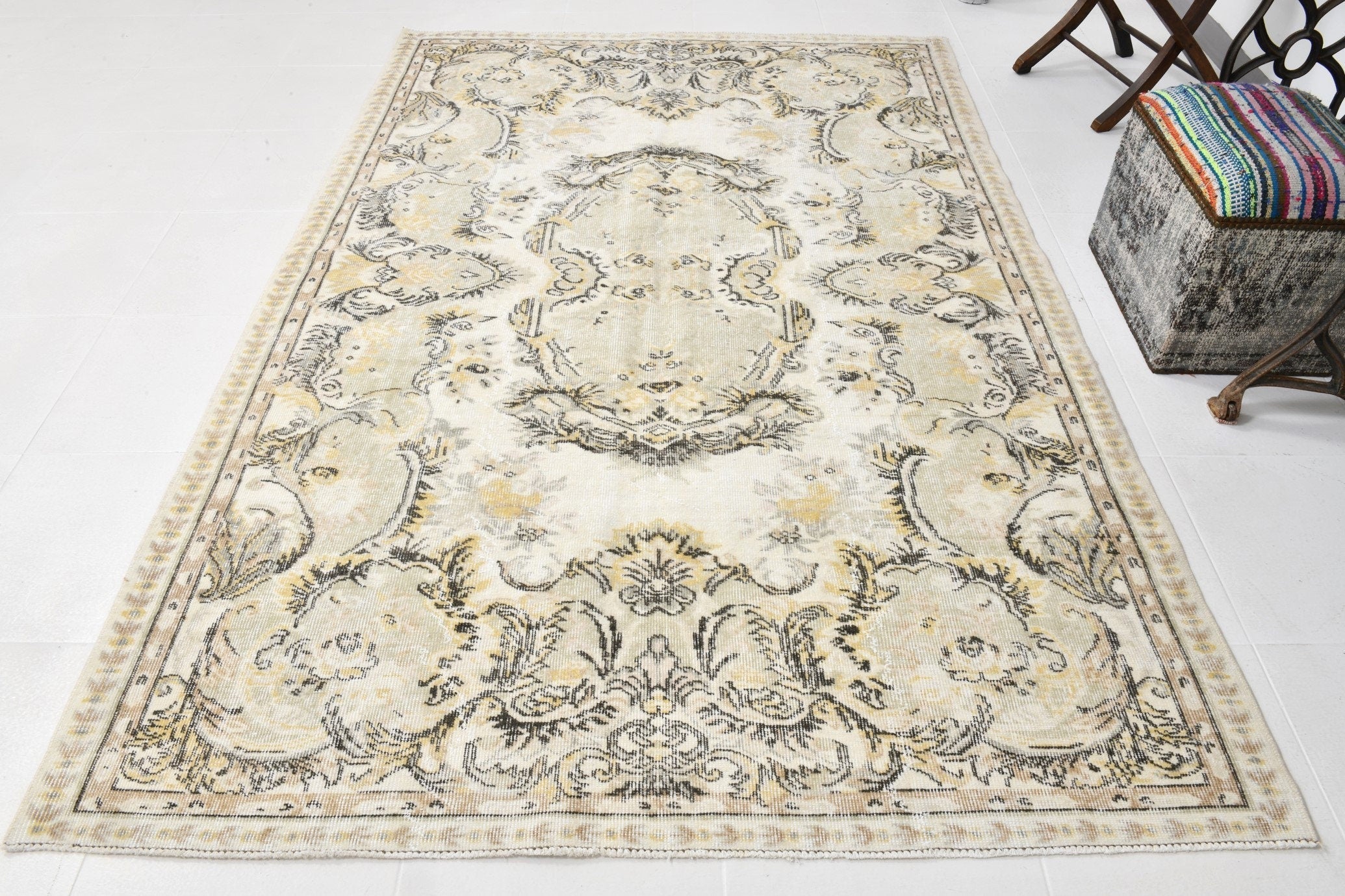 Turkish Vintage Rug  5'6" x 8'4" ft