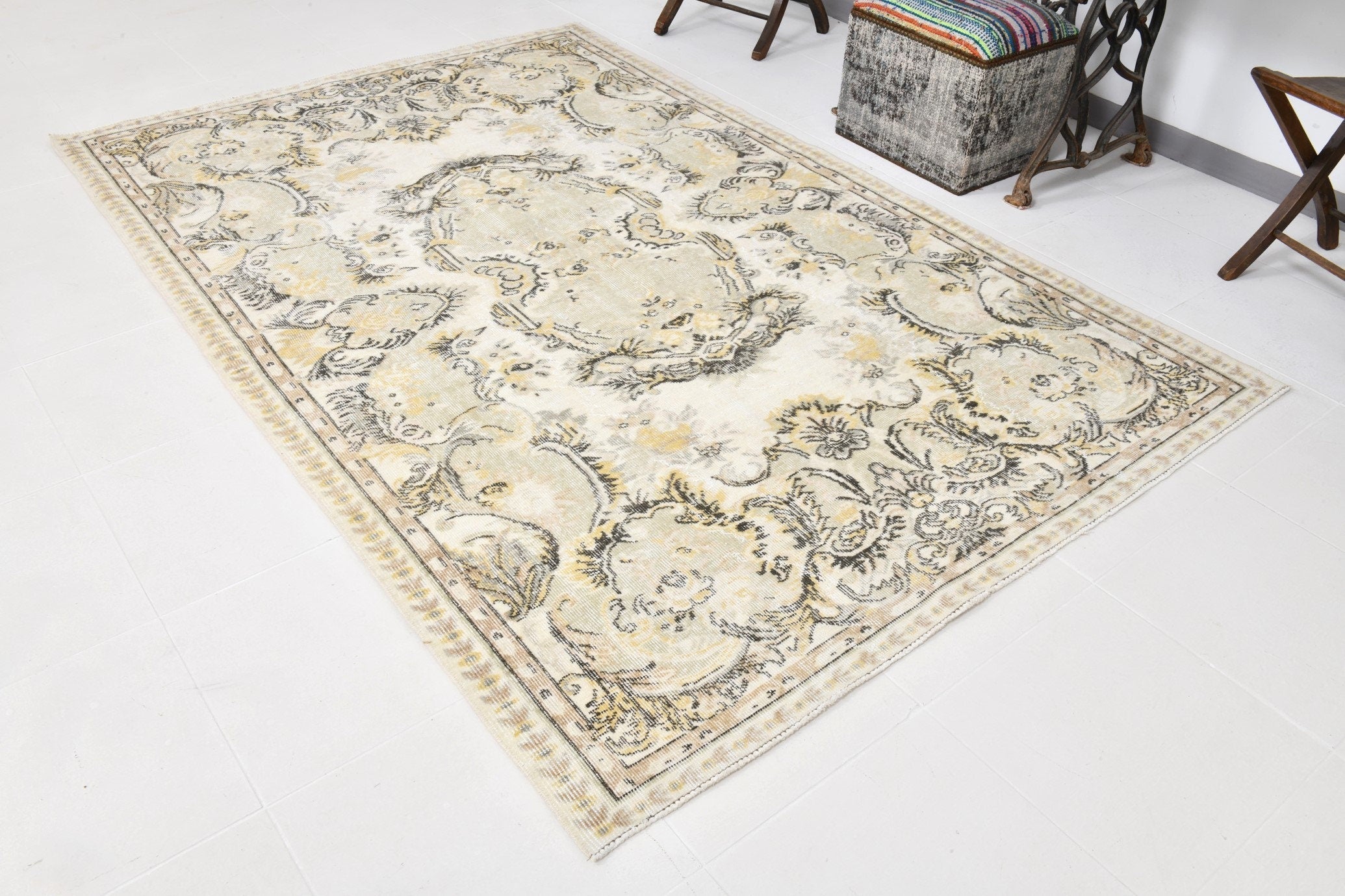 Turkish Vintage Rug  5'6" x 8'4" ft