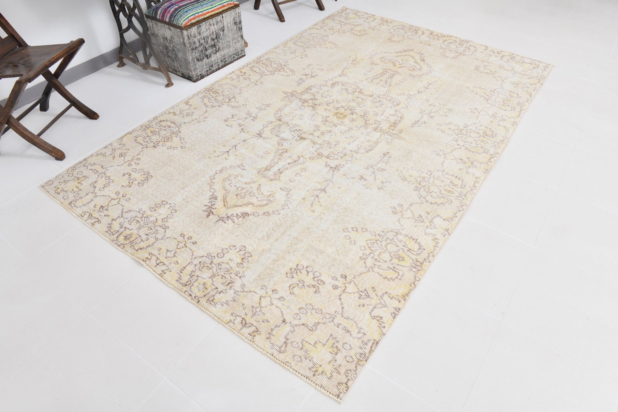 Turkish Vintage Rug  5'6" x 8'8" ft
