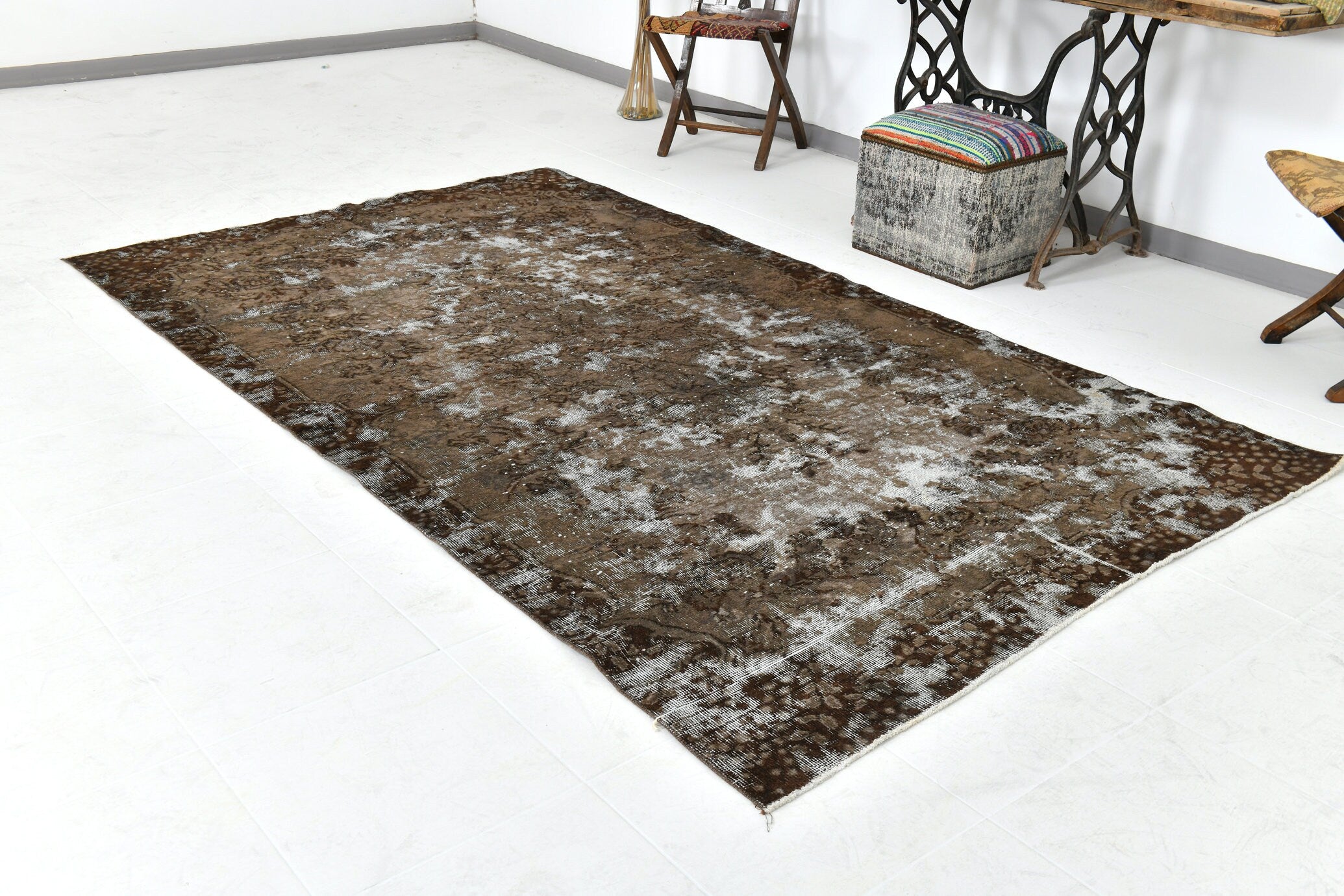 Turkish Vintage Rug  5'6" x 9'7" ft