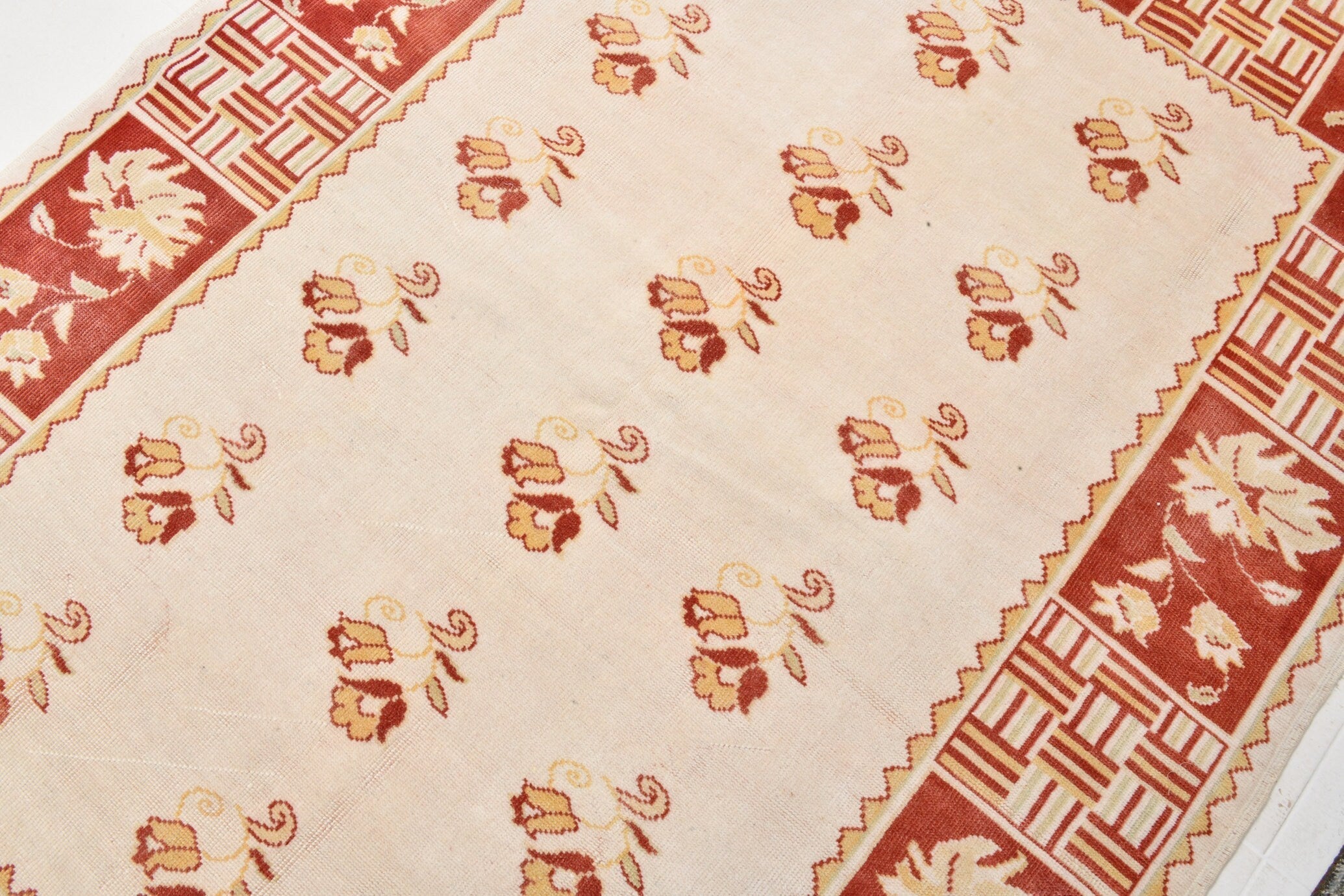 Turkish Vintage Rug  5'7" x 7'10" ft
