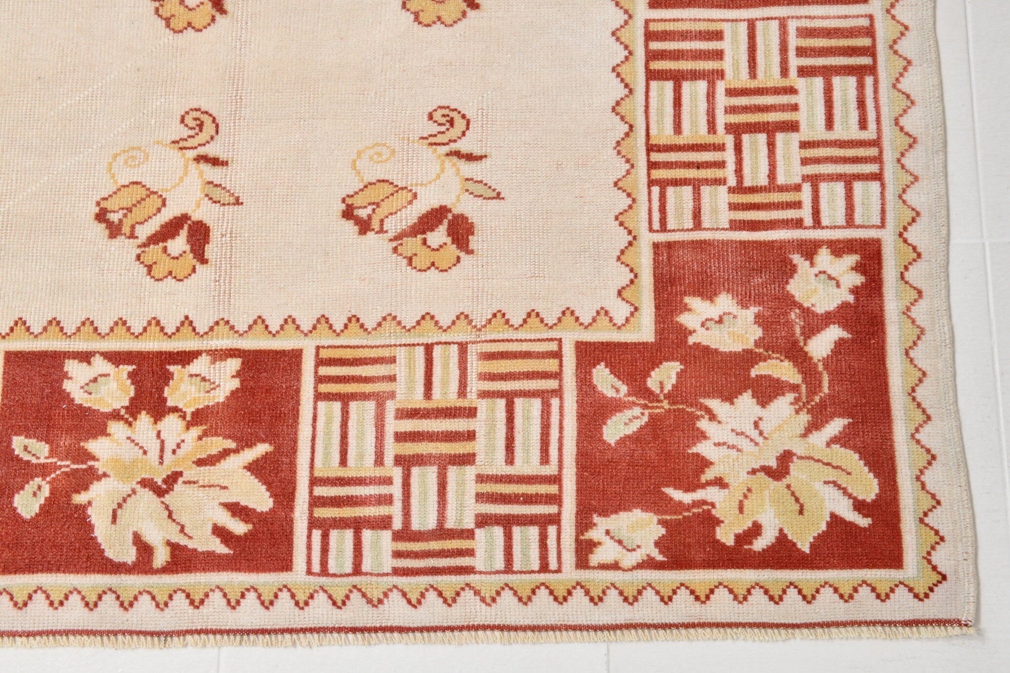 Turkish Vintage Rug  5'7" x 7'10" ft
