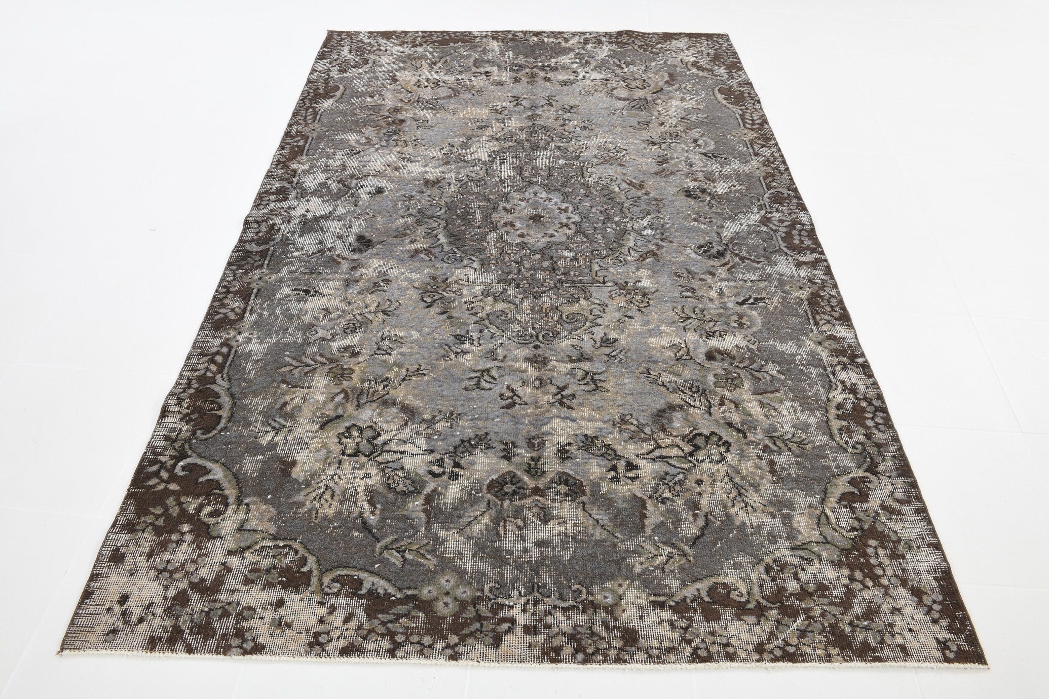 Turkish Vintage Rug  5'7" x 8'10" ft