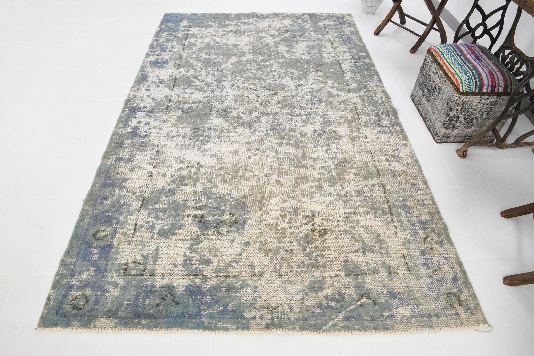 Turkish Vintage Rug  5'7" x 9'1" ft