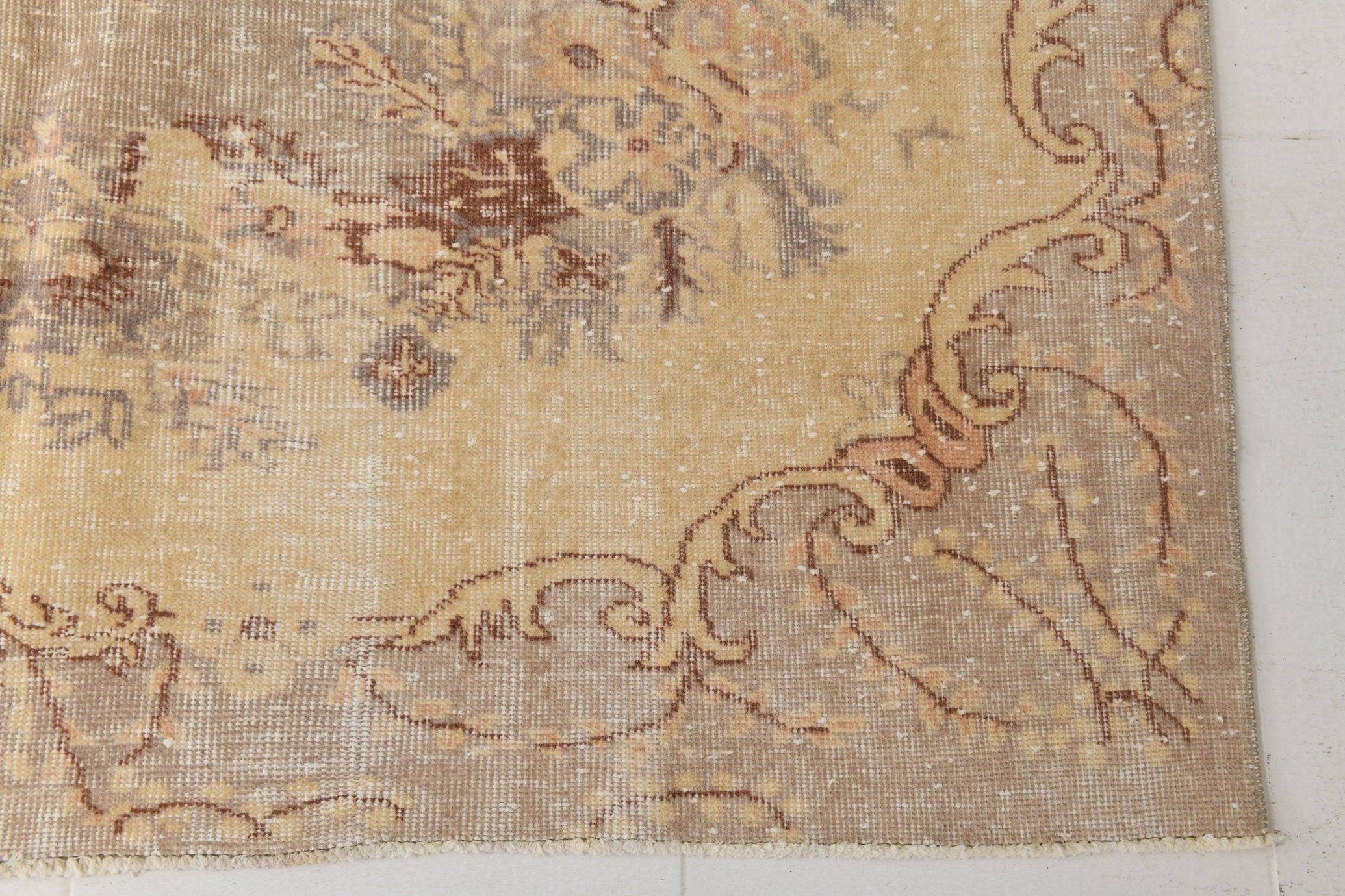 Turkish Vintage Rug  5'7" x 9'1" ft