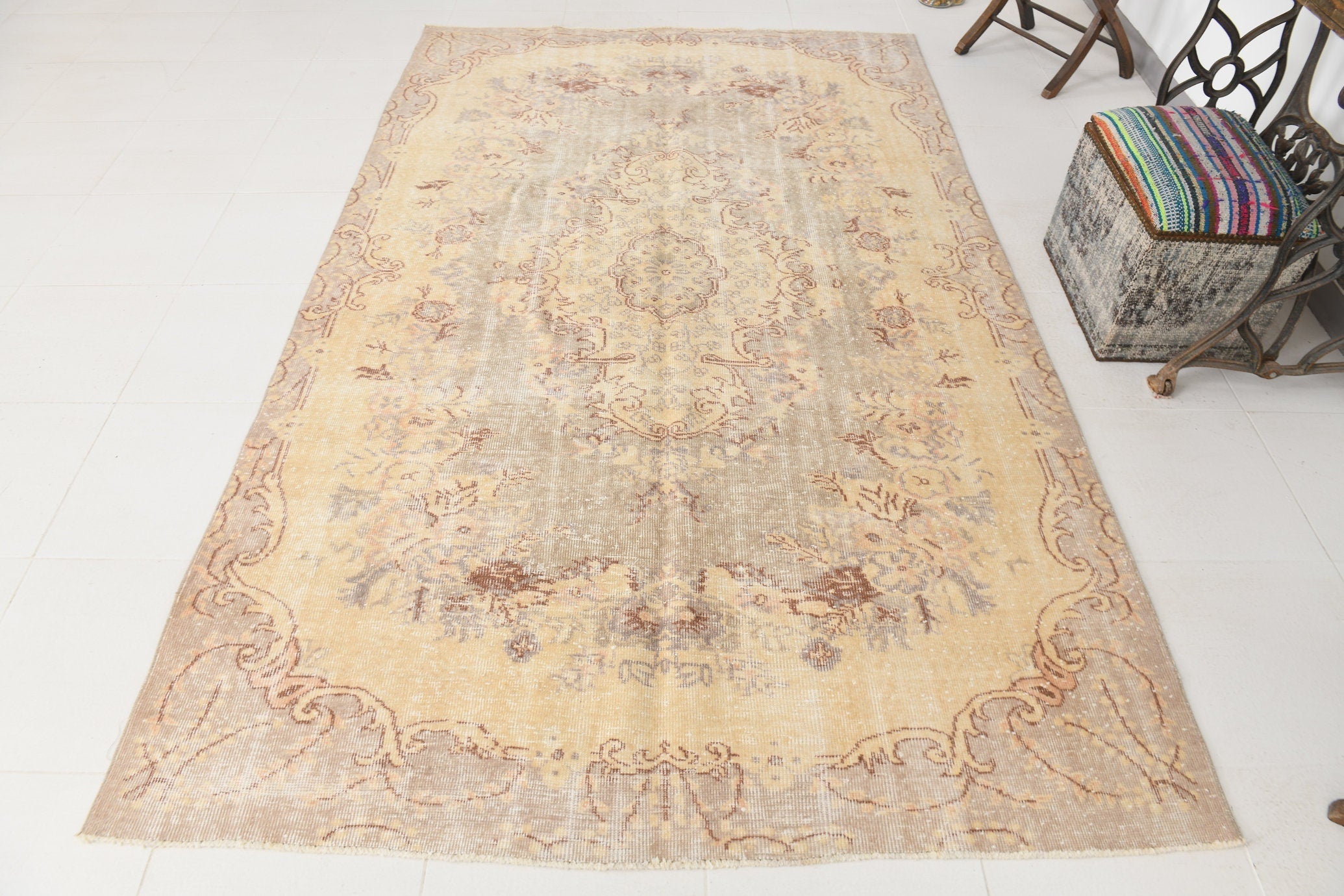 Turkish Vintage Rug  5'7" x 9'1" ft