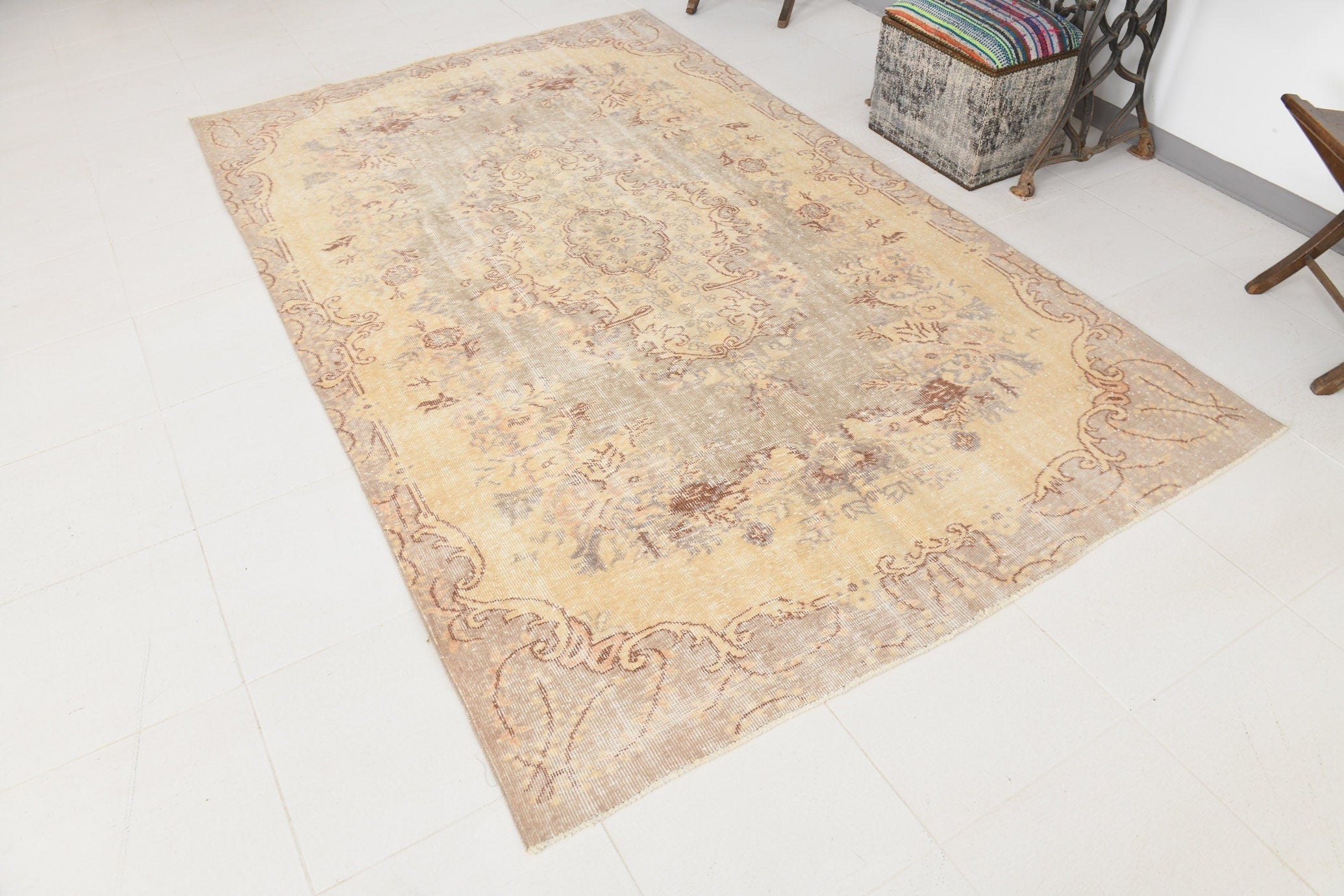 Turkish Vintage Rug  5'7" x 9'1" ft