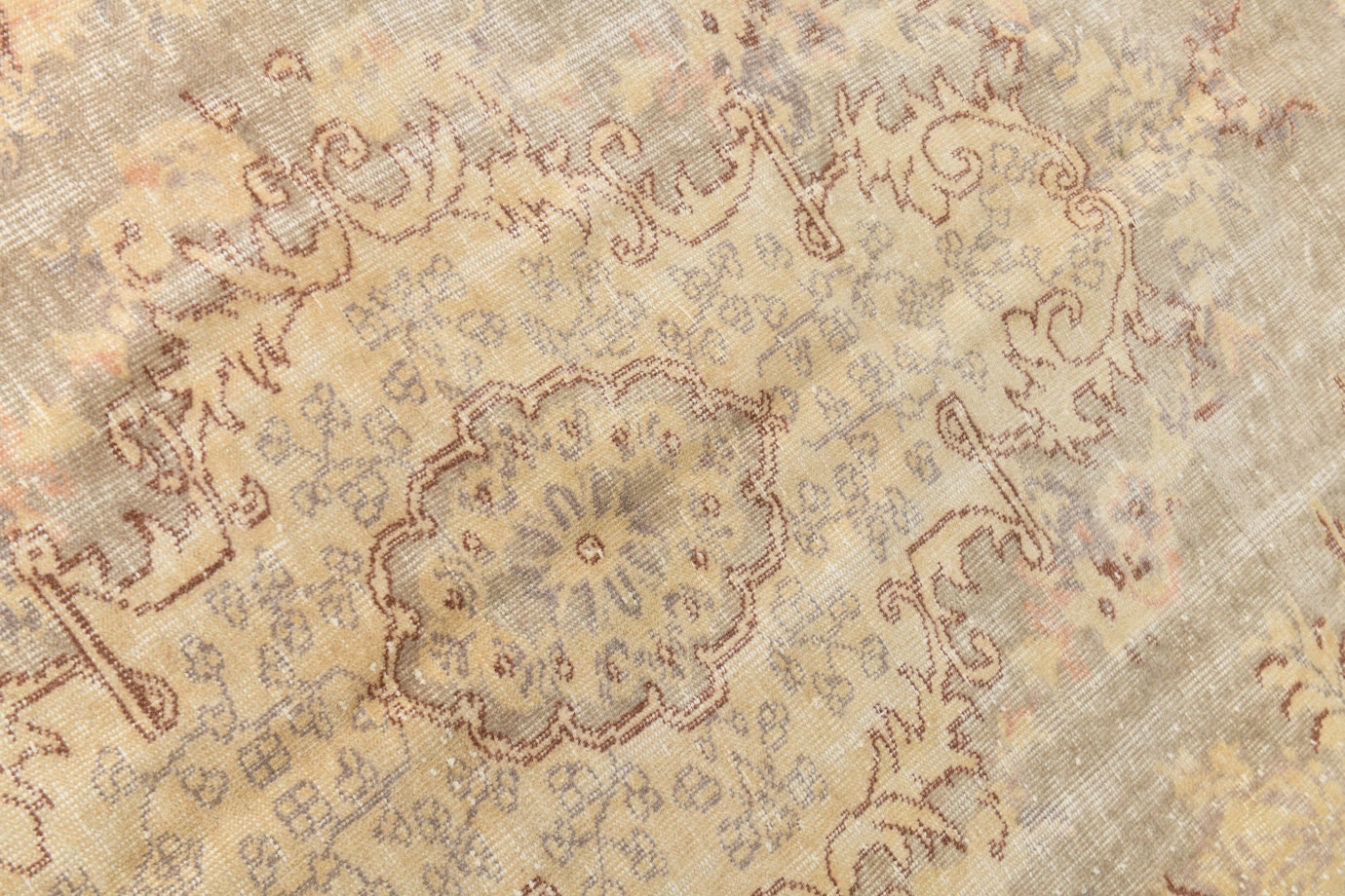 Turkish Vintage Rug  5'7" x 9'1" ft
