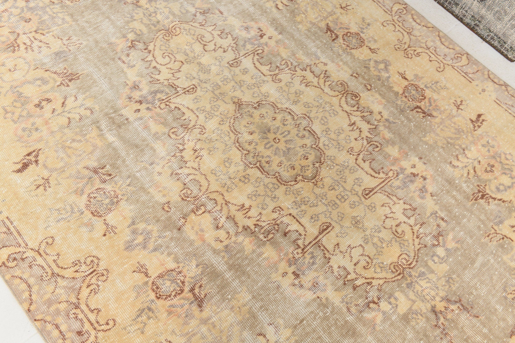 Turkish Vintage Rug  5'7" x 9'1" ft