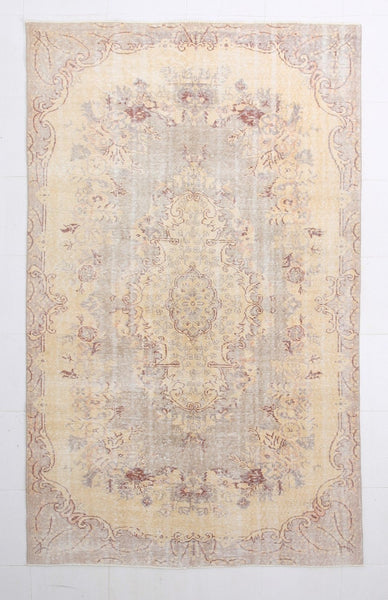 Turkish Vintage Rug  5'7" x 9'1" ft