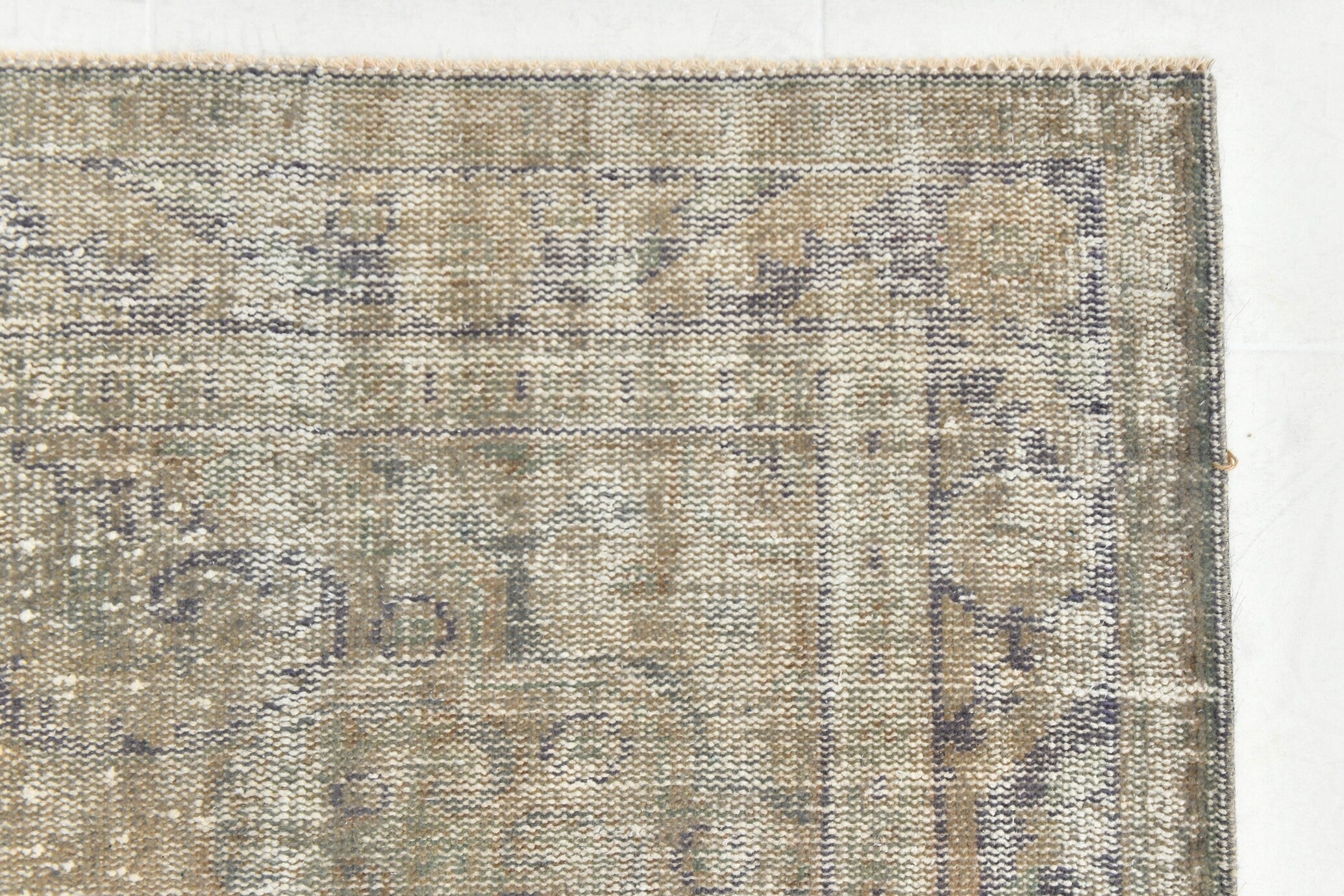 Turkish Vintage Rug  5'7" x 9'5" ft