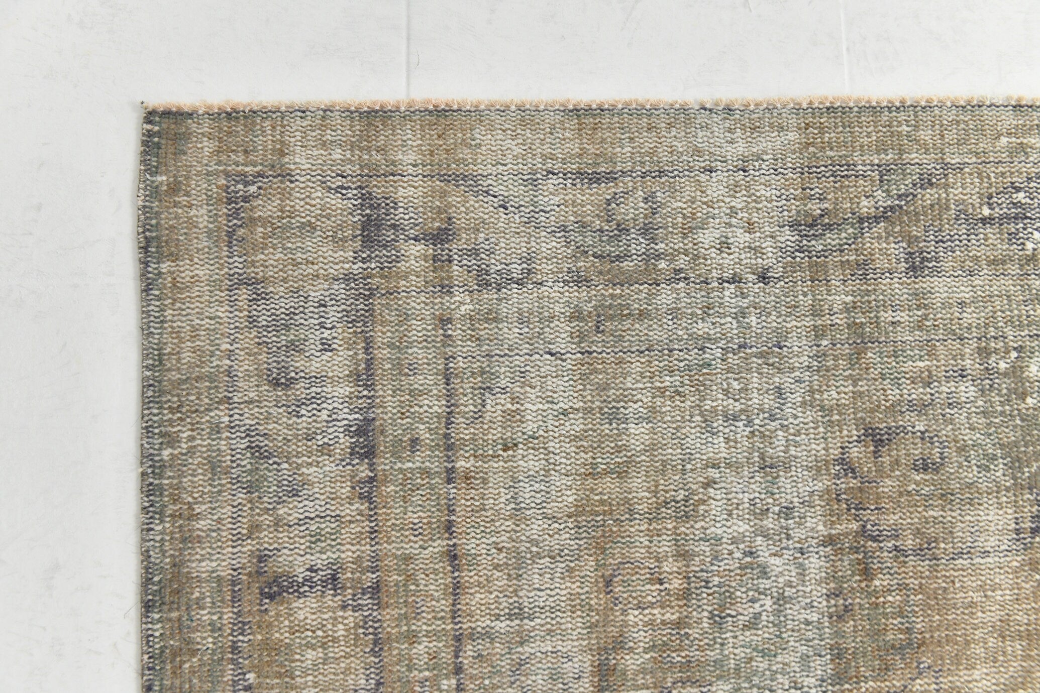 Turkish Vintage Rug  5'7" x 9'5" ft