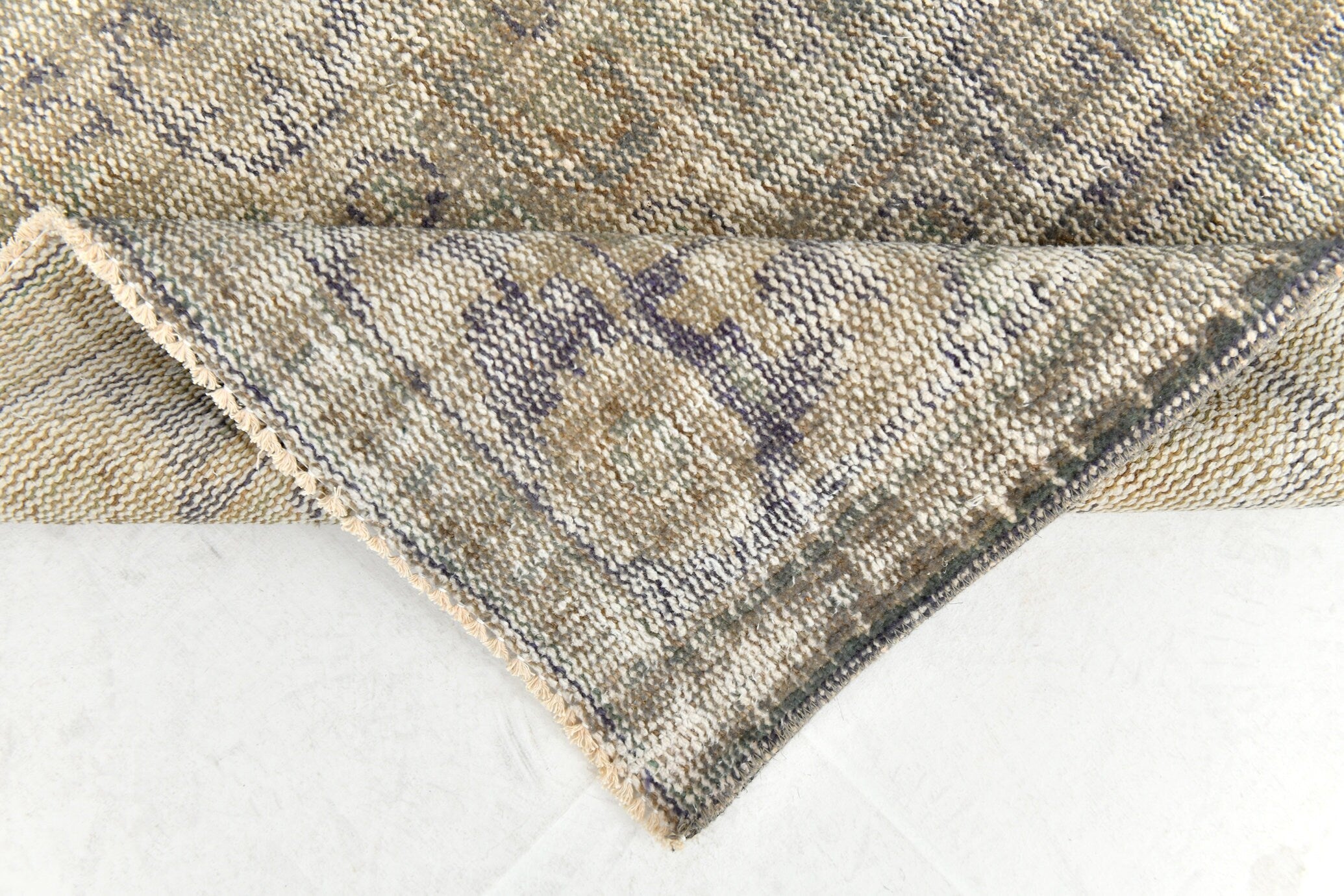 Turkish Vintage Rug  5'7" x 9'5" ft
