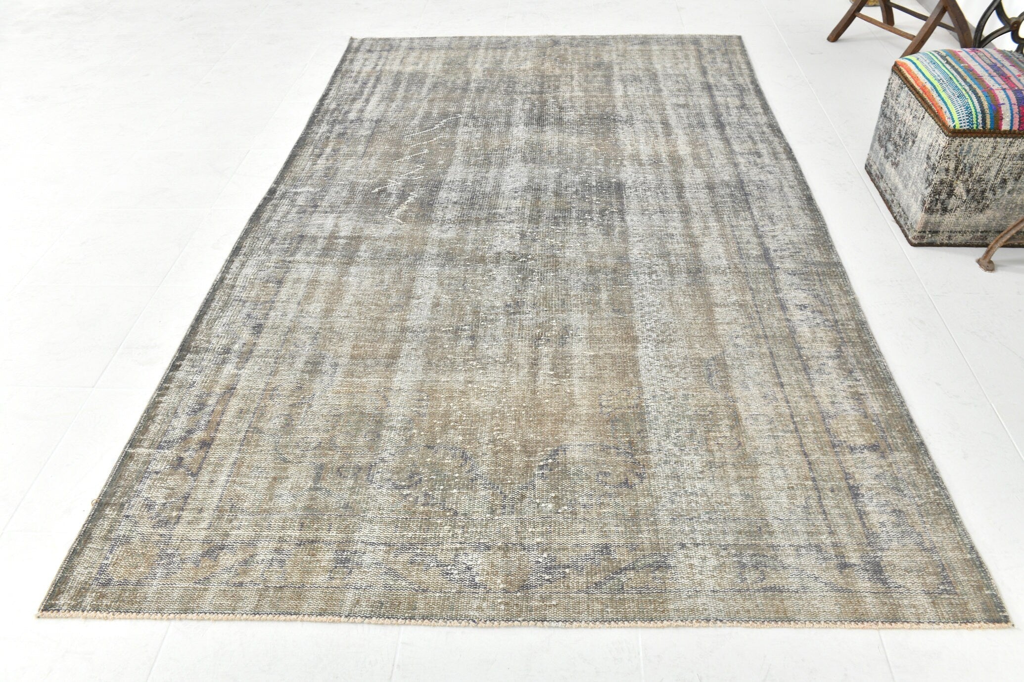 Turkish Vintage Rug  5'7" x 9'5" ft