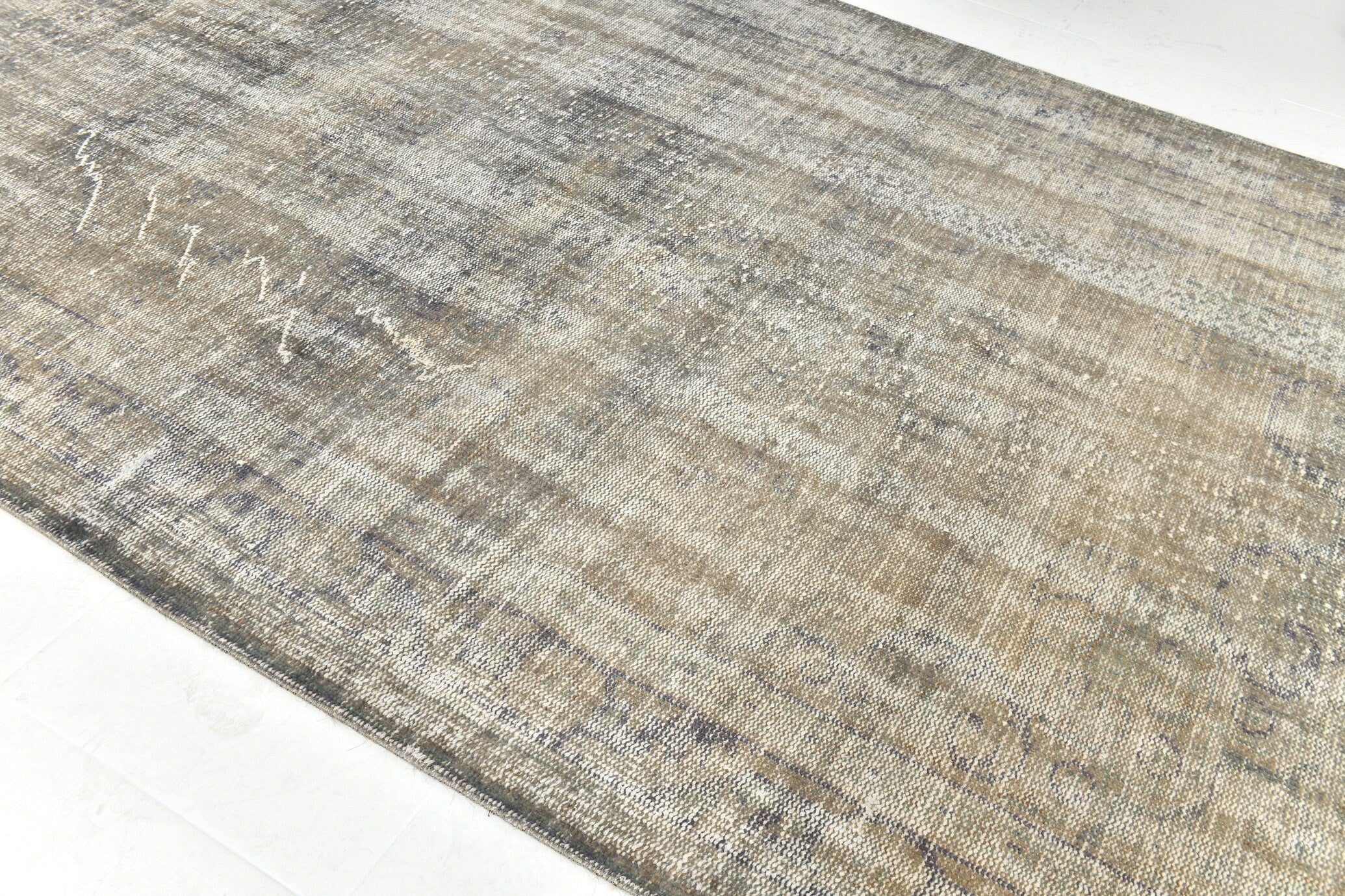 Turkish Vintage Rug  5'7" x 9'5" ft