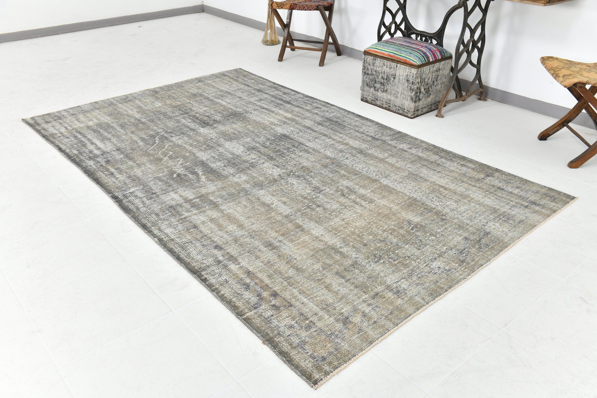 Turkish Vintage Rug  5'7" x 9'5" ft