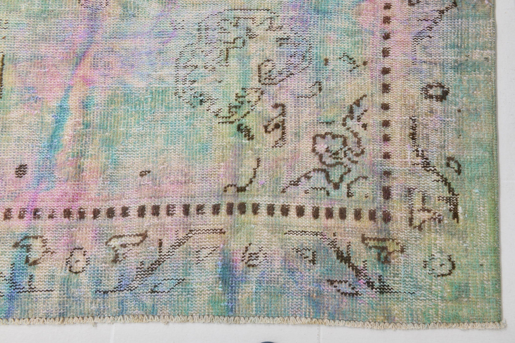 Turkish Vintage Rug  5'7" x 9'9" ft