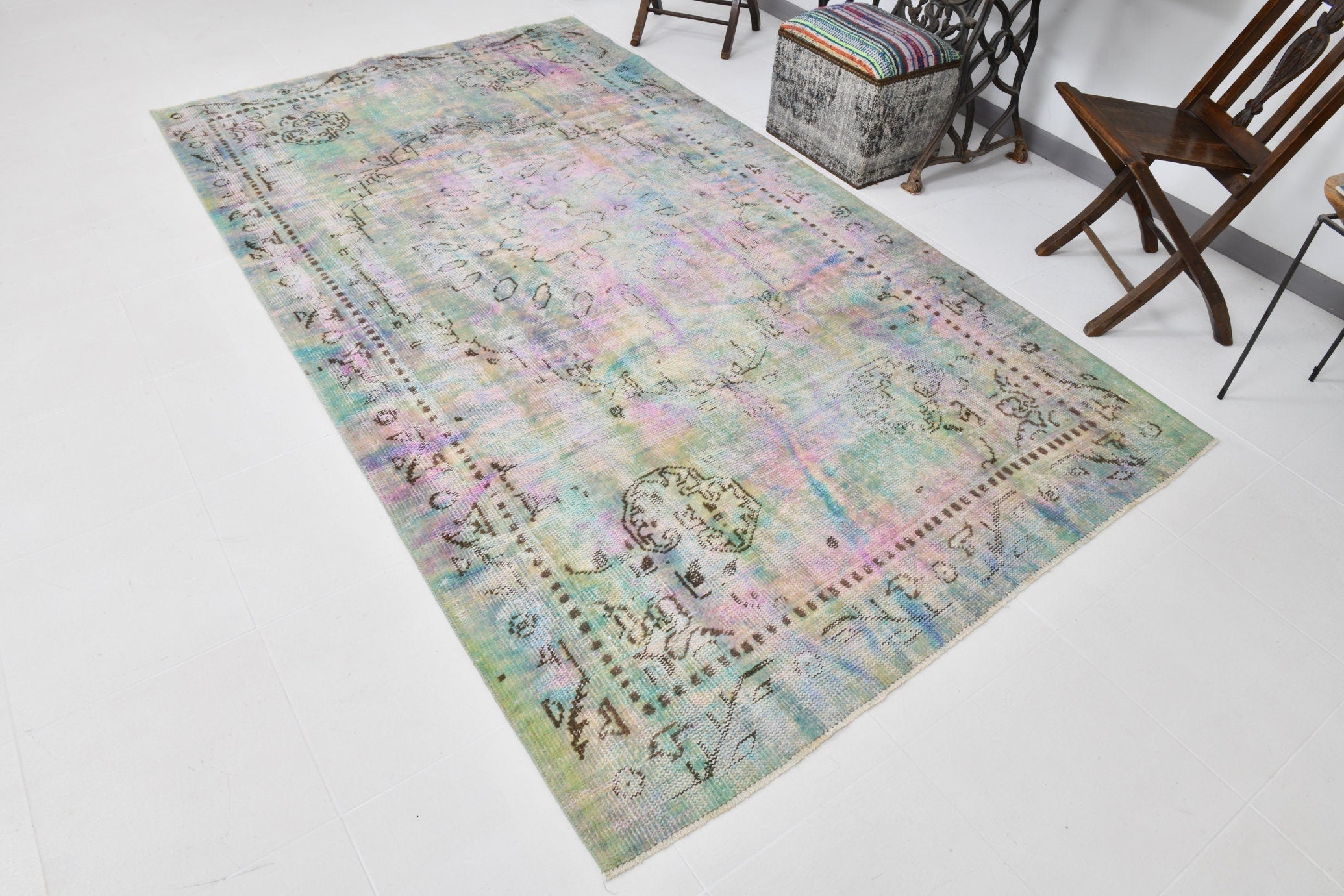 Turkish Vintage Rug  5'7" x 9'9" ft
