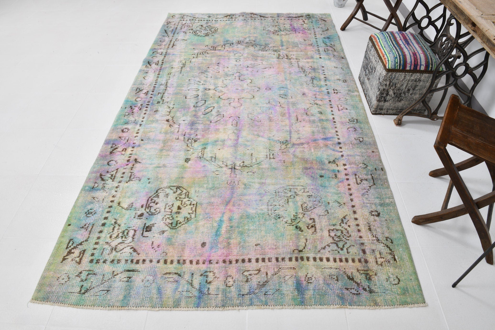 Turkish Vintage Rug  5'7" x 9'9" ft
